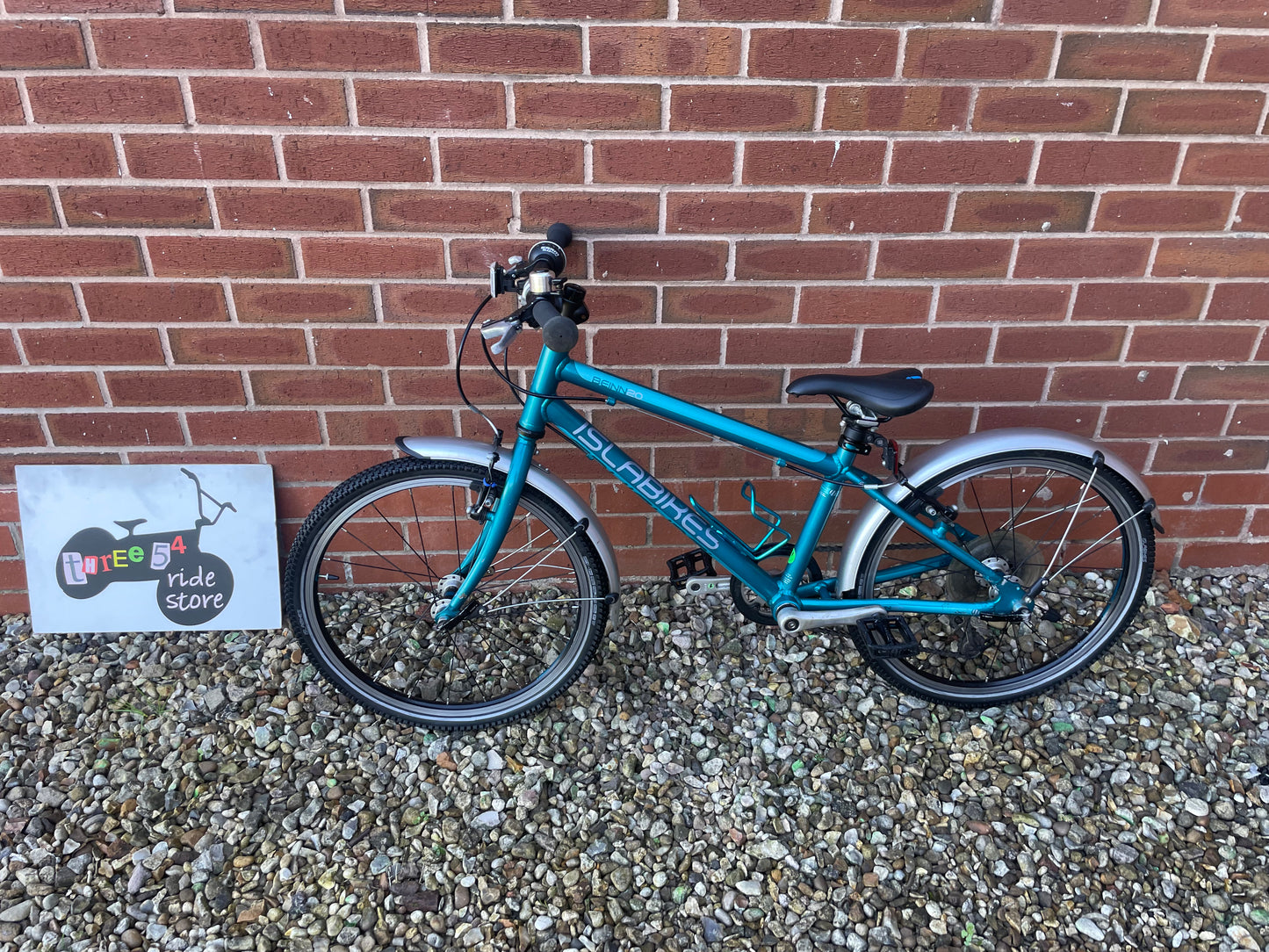 A Pre Loved Isla Bike For Sale, Teal Isla Beinn 20L Hybrid bike, 20” wheels, 8 speed SRAM derailleur, V brakes, mudguards, bottle cage, nationwide delivery is available.