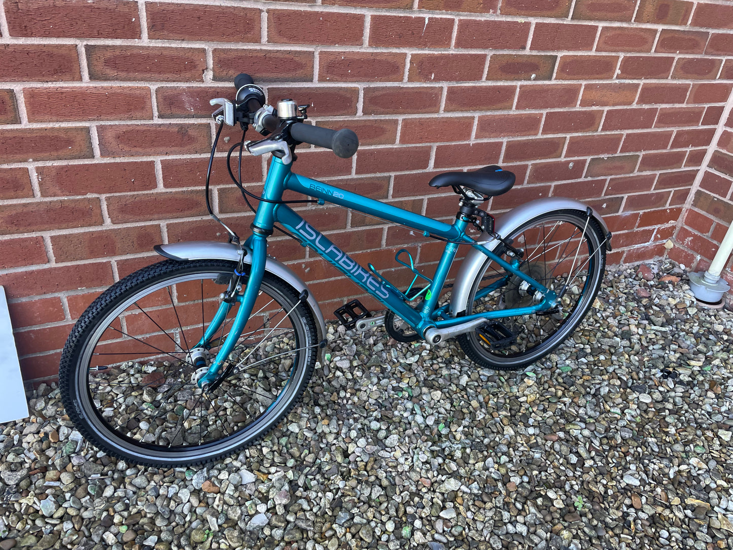 A Pre Loved Isla Bike For Sale, Teal Isla Beinn 20L Hybrid bike, 20” wheels, 8 speed SRAM derailleur, V brakes, mudguards, bottle cage, nationwide delivery is available.