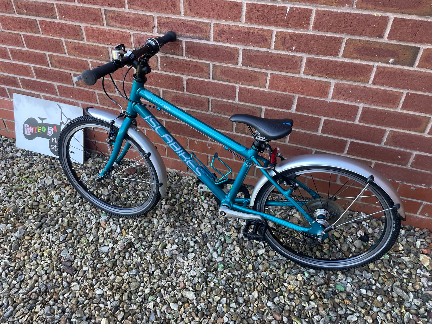 A Pre Loved Isla Bike For Sale, Teal Isla Beinn 20L Hybrid bike, 20” wheels, 8 speed SRAM derailleur, V brakes, mudguards, bottle cage, nationwide delivery is available.