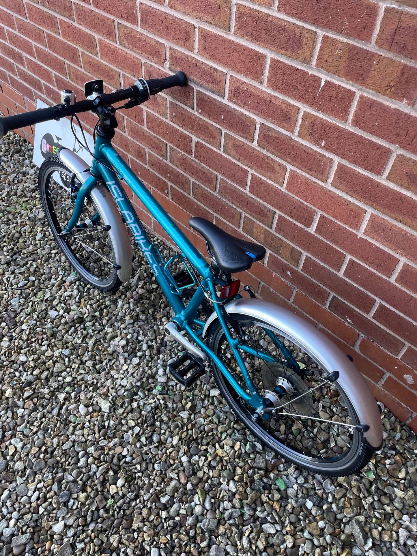 A Pre Loved Isla Bike For Sale, Teal Isla Beinn 20L Hybrid bike, 20” wheels, 8 speed SRAM derailleur, V brakes, mudguards, bottle cage, nationwide delivery is available.