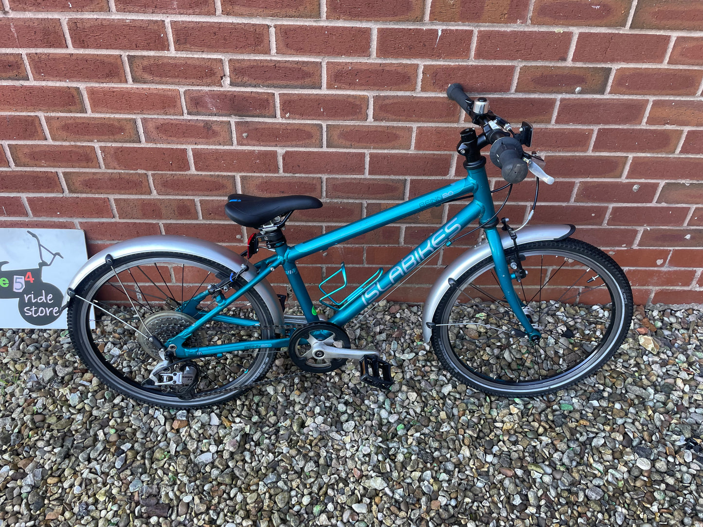 A Pre Loved Isla Bike For Sale, Teal Isla Beinn 20L Hybrid bike, 20” wheels, 8 speed SRAM derailleur, V brakes, mudguards, bottle cage, nationwide delivery is available.