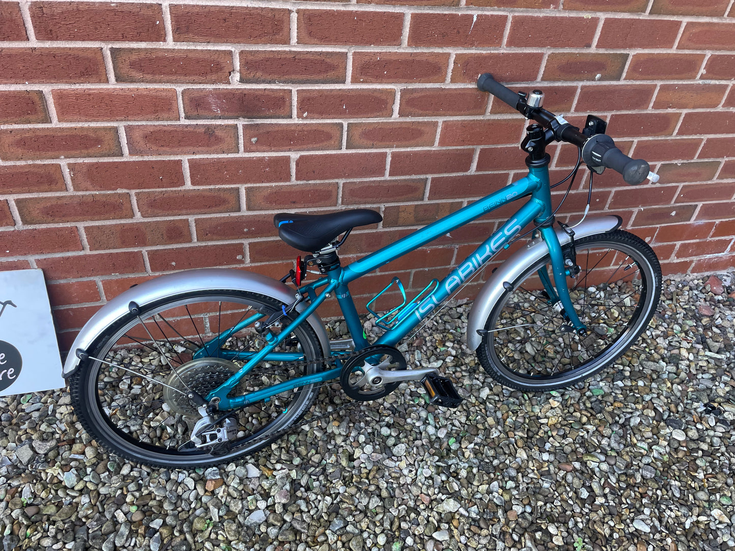 A Pre Loved Isla Bike For Sale, Teal Isla Beinn 20L Hybrid bike, 20” wheels, 8 speed SRAM derailleur, V brakes, mudguards, bottle cage, nationwide delivery is available.