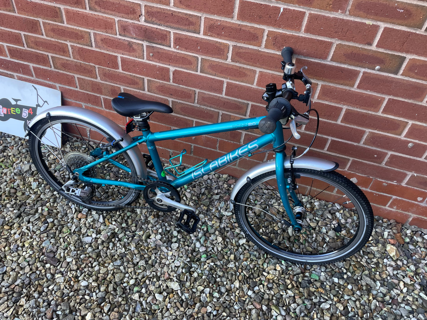 A Pre Loved Isla Bike For Sale, Teal Isla Beinn 20L Hybrid bike, 20” wheels, 8 speed SRAM derailleur, V brakes, mudguards, bottle cage, nationwide delivery is available.