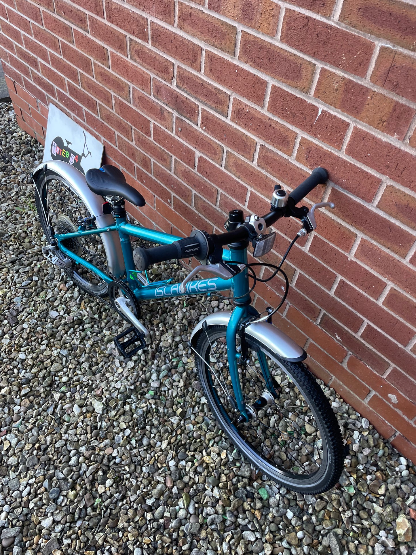 A Pre Loved Isla Bike For Sale, Teal Isla Beinn 20L Hybrid bike, 20” wheels, 8 speed SRAM derailleur, V brakes, mudguards, bottle cage, nationwide delivery is available.