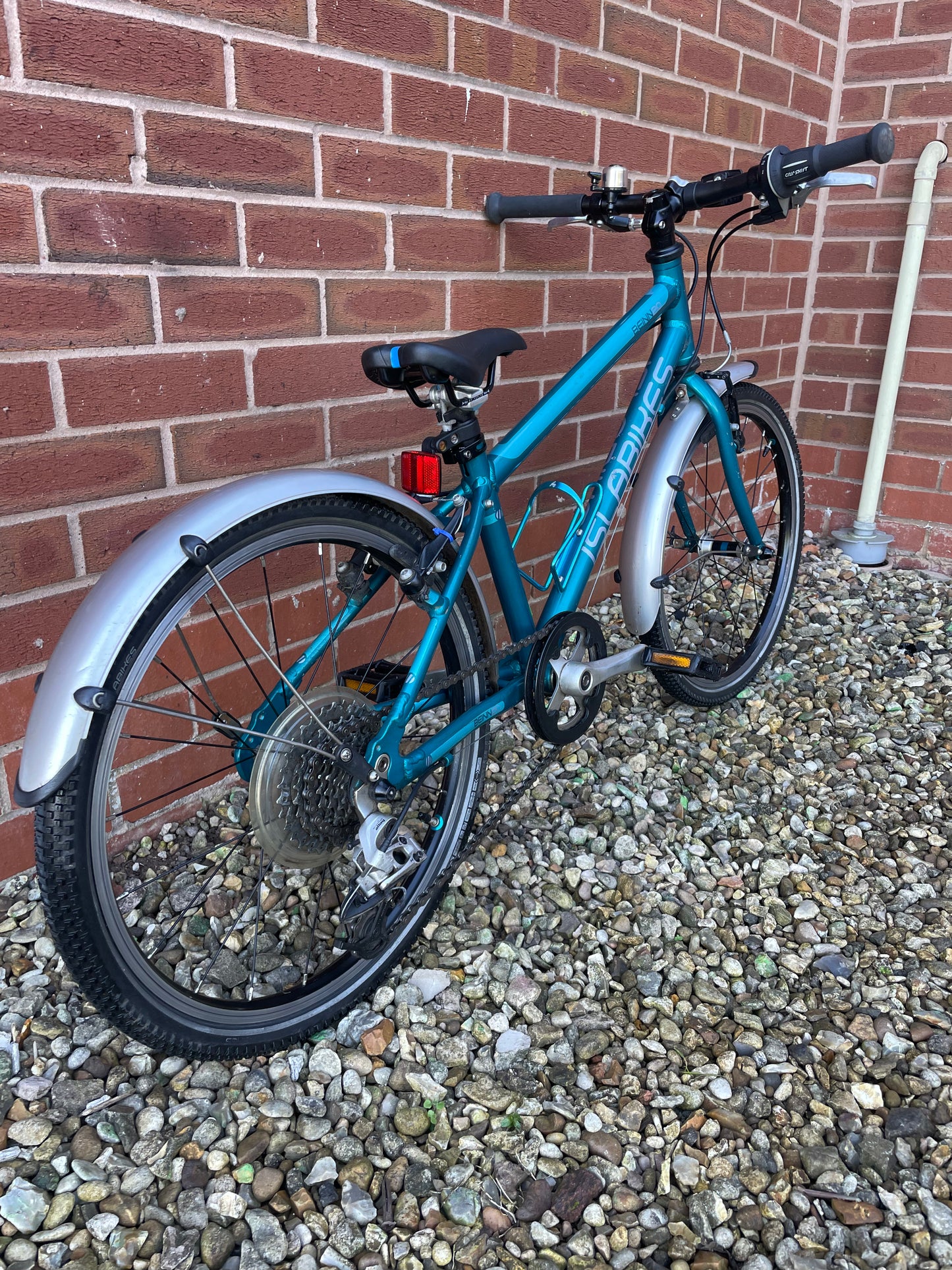 A Pre Loved Isla Bike For Sale, Teal Isla Beinn 20L Hybrid bike, 20” wheels, 8 speed SRAM derailleur, V brakes, mudguards, bottle cage, nationwide delivery is available.