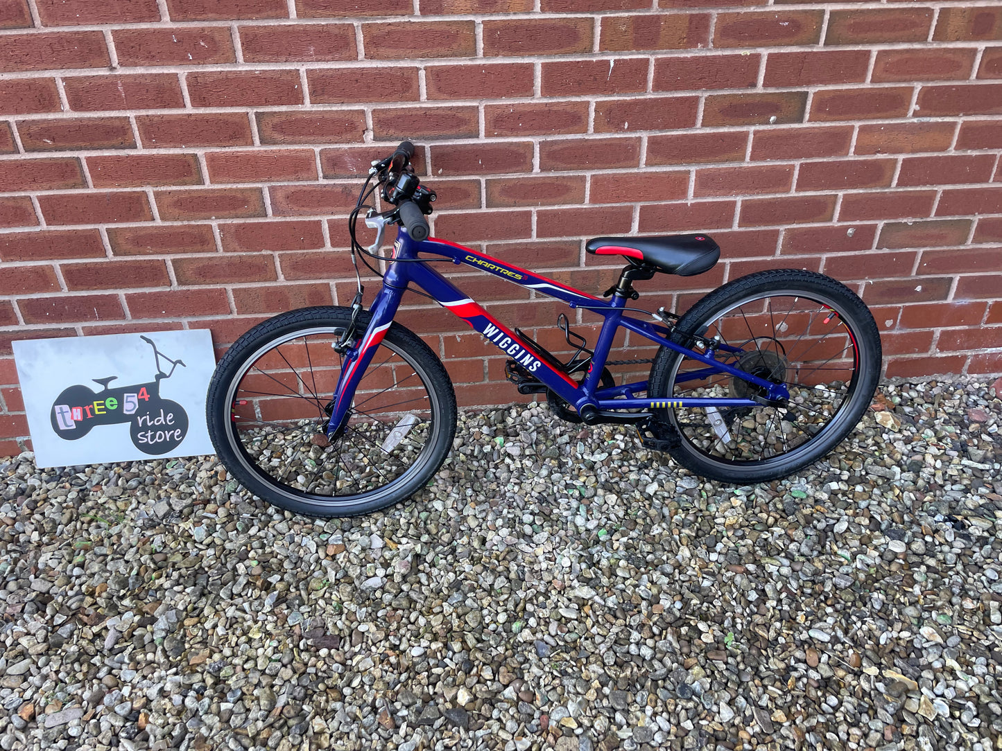 A Pre Loved Wiggins Bike For Sale, Wiggins Chartres 20” Hybrid Bike, 7 Speed, V brakes, bottle cage, very lightweight, nationwide delivery is available.