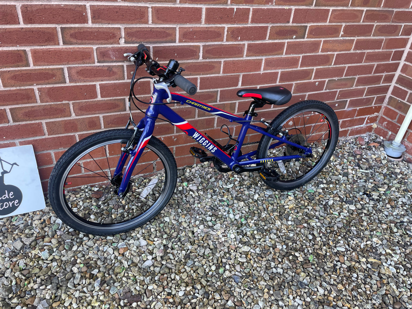A Pre Loved Wiggins Bike For Sale, Wiggins Chartres 20” Hybrid Bike, 7 Speed, V brakes, bottle cage, very lightweight, nationwide delivery is available.