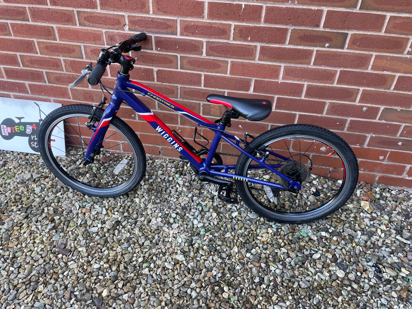 A Pre Loved Wiggins Bike For Sale, Wiggins Chartres 20” Hybrid Bike, 7 Speed, V brakes, bottle cage, very lightweight, nationwide delivery is available.