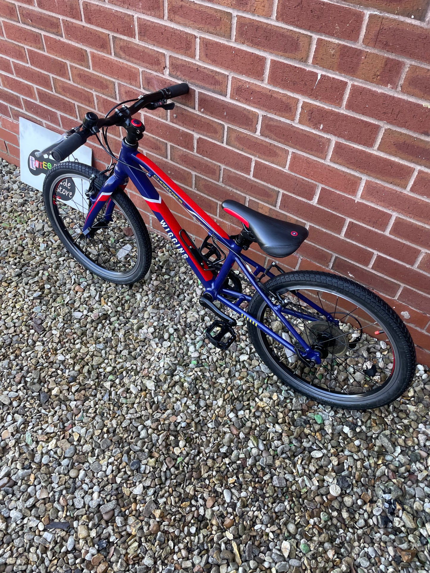 A Pre Loved Wiggins Bike For Sale, Wiggins Chartres 20” Hybrid Bike, 7 Speed, V brakes, bottle cage, very lightweight, nationwide delivery is available.