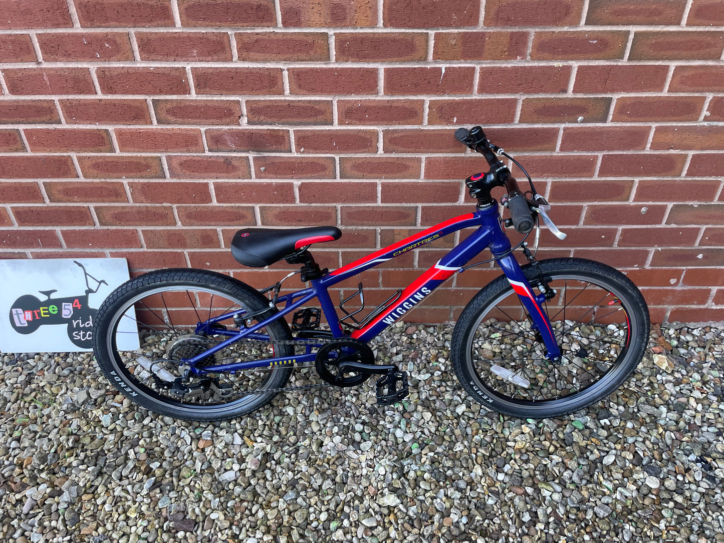 A Pre Loved Wiggins Bike For Sale, Wiggins Chartres 20” Hybrid Bike, 7 Speed, V brakes, bottle cage, very lightweight, nationwide delivery is available.