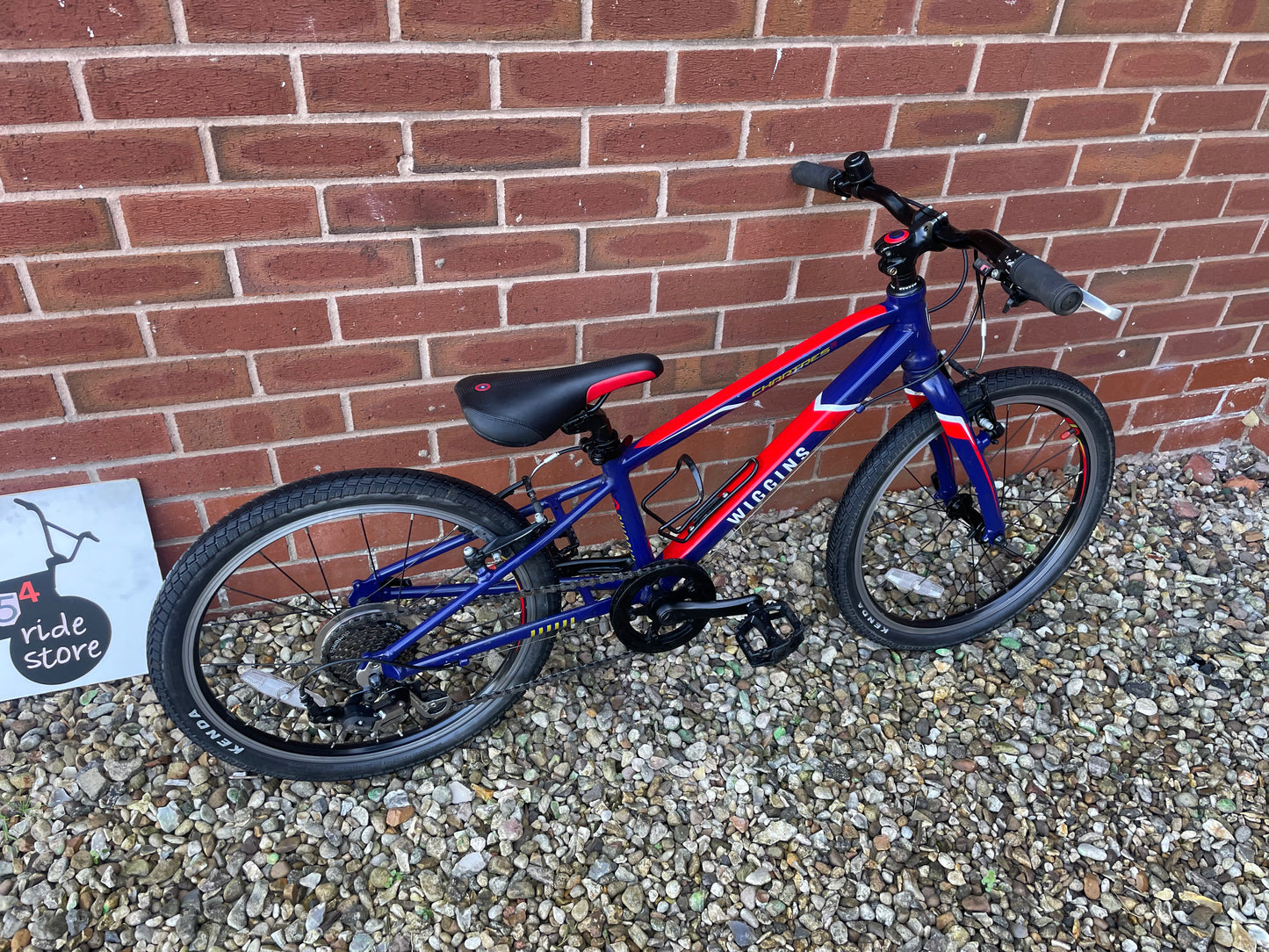 A Pre Loved Wiggins Bike For Sale, Wiggins Chartres 20” Hybrid Bike, 7 Speed, V brakes, bottle cage, very lightweight, nationwide delivery is available.