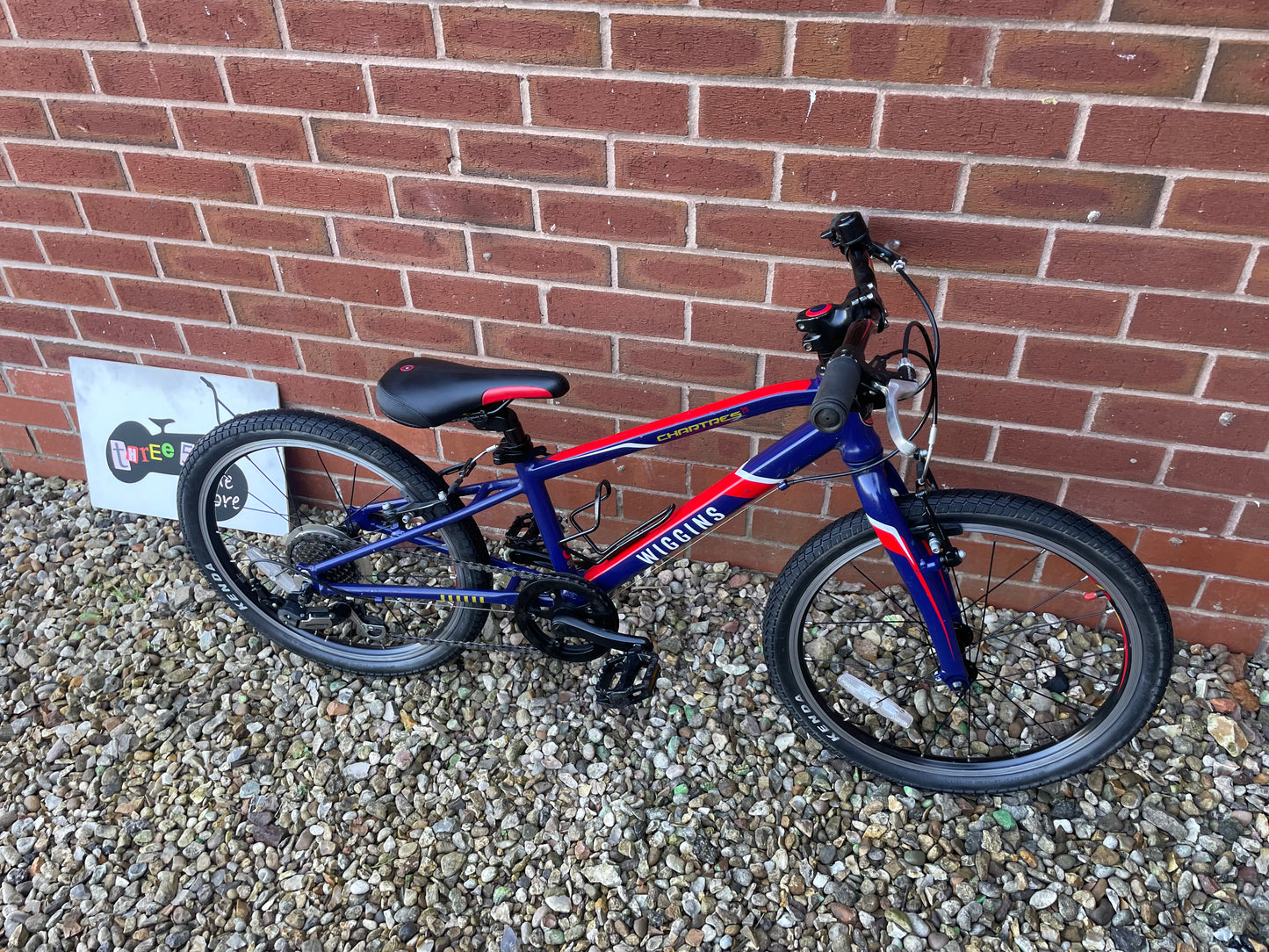 A Pre Loved Wiggins Bike For Sale, Wiggins Chartres 20” Hybrid Bike, 7 Speed, V brakes, bottle cage, very lightweight, nationwide delivery is available.