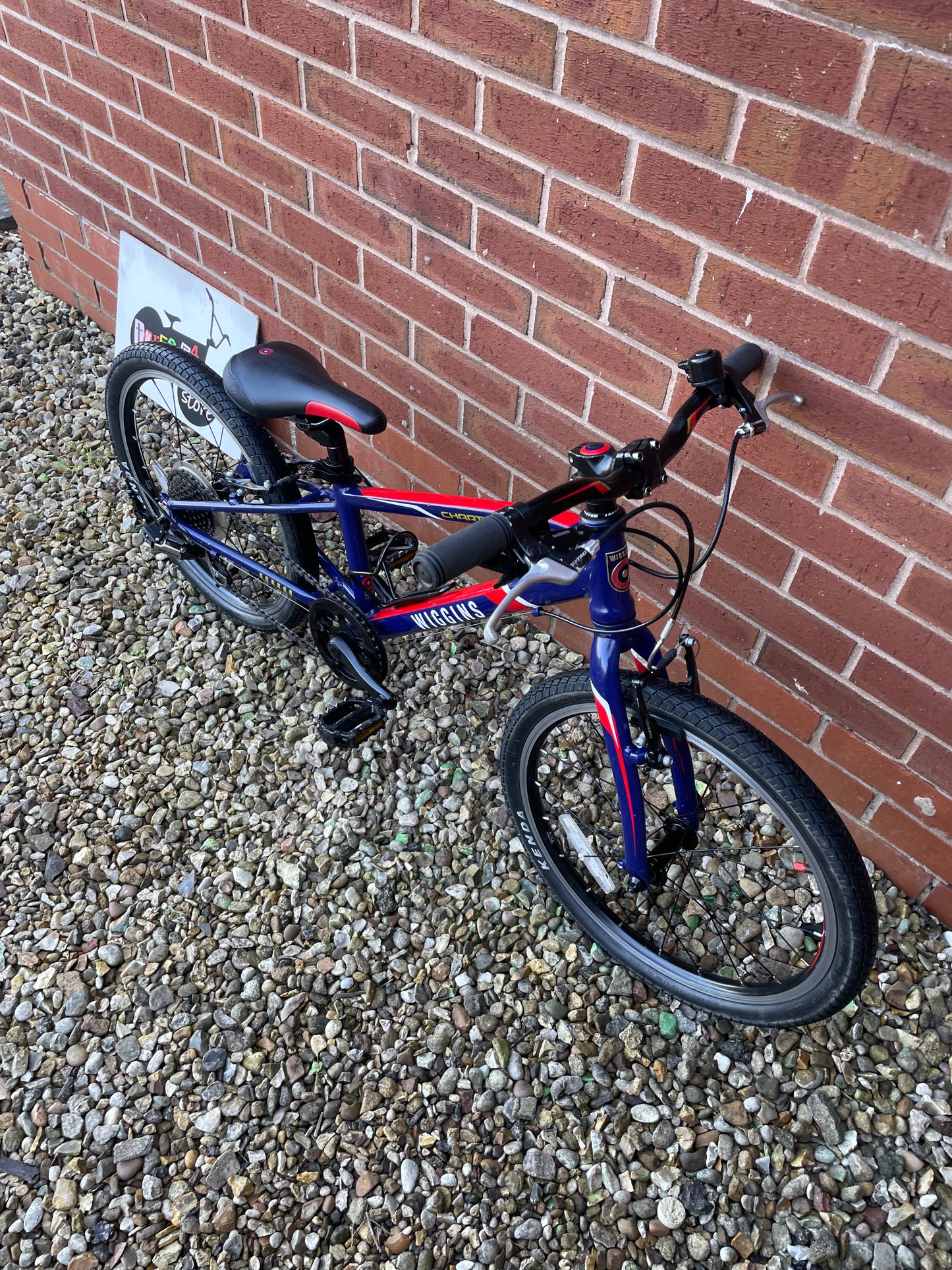 A Pre Loved Wiggins Bike For Sale, Wiggins Chartres 20” Hybrid Bike, 7 Speed, V brakes, bottle cage, very lightweight, nationwide delivery is available.