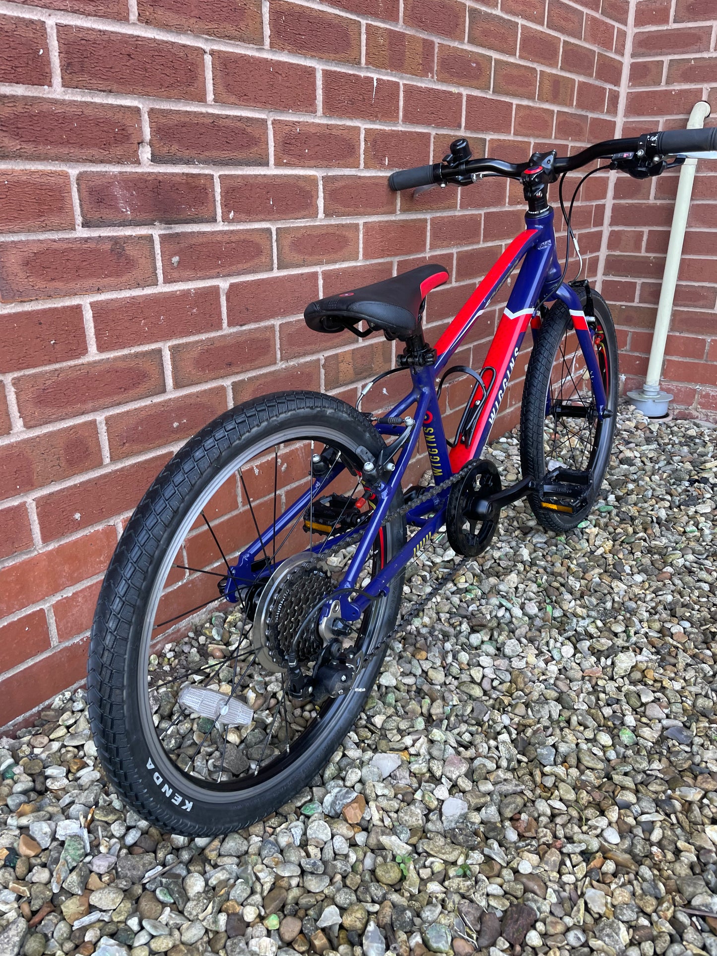 A Pre Loved Wiggins Bike For Sale, Wiggins Chartres 20” Hybrid Bike, 7 Speed, V brakes, bottle cage, very lightweight, nationwide delivery is available.