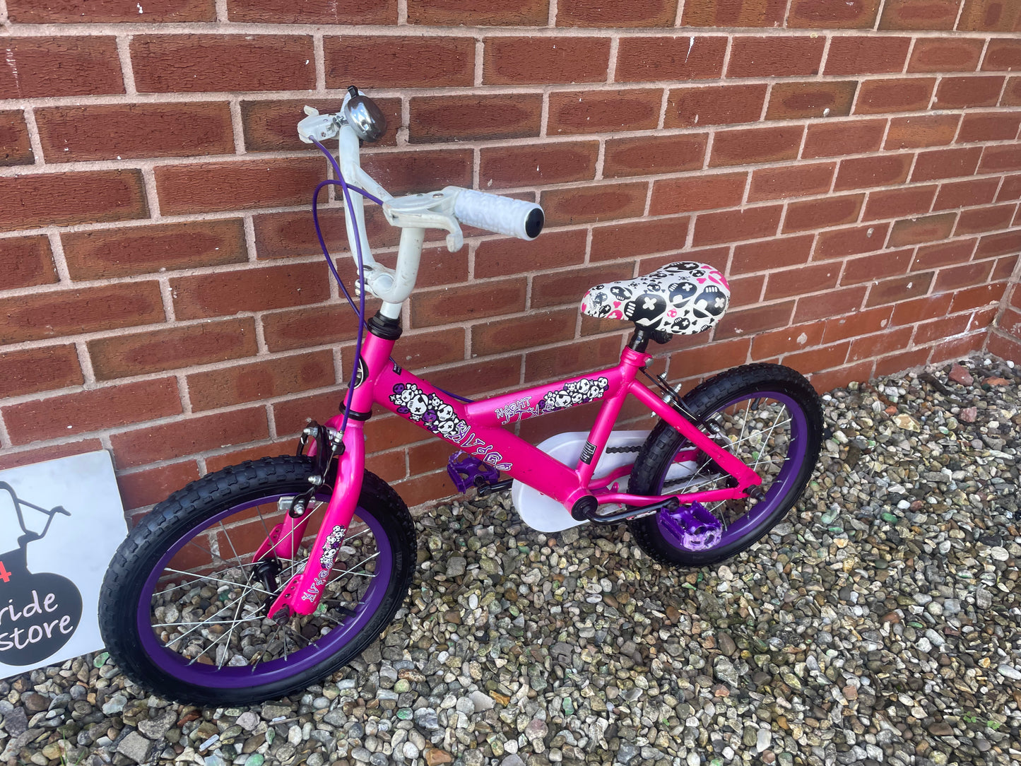 A Pre Loved Girls 16” bike For Sale, Avigo Night Star, pink & white, 16” wheels, single speed, padded seat, nationwide delivery is available.