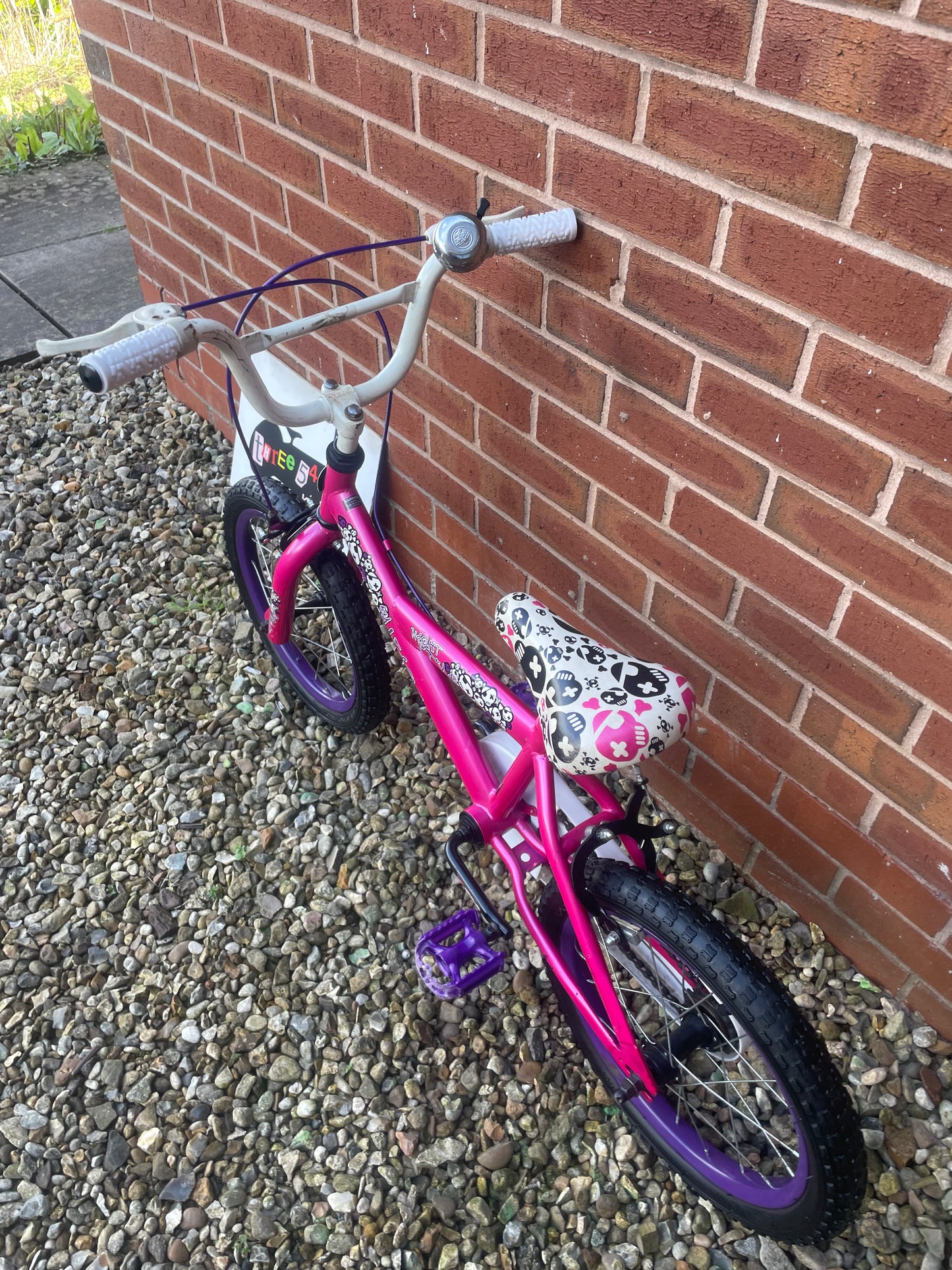 A Pre Loved Girls 16” bike For Sale, Avigo Night Star, pink & white, 16” wheels, single speed, padded seat, nationwide delivery is available.