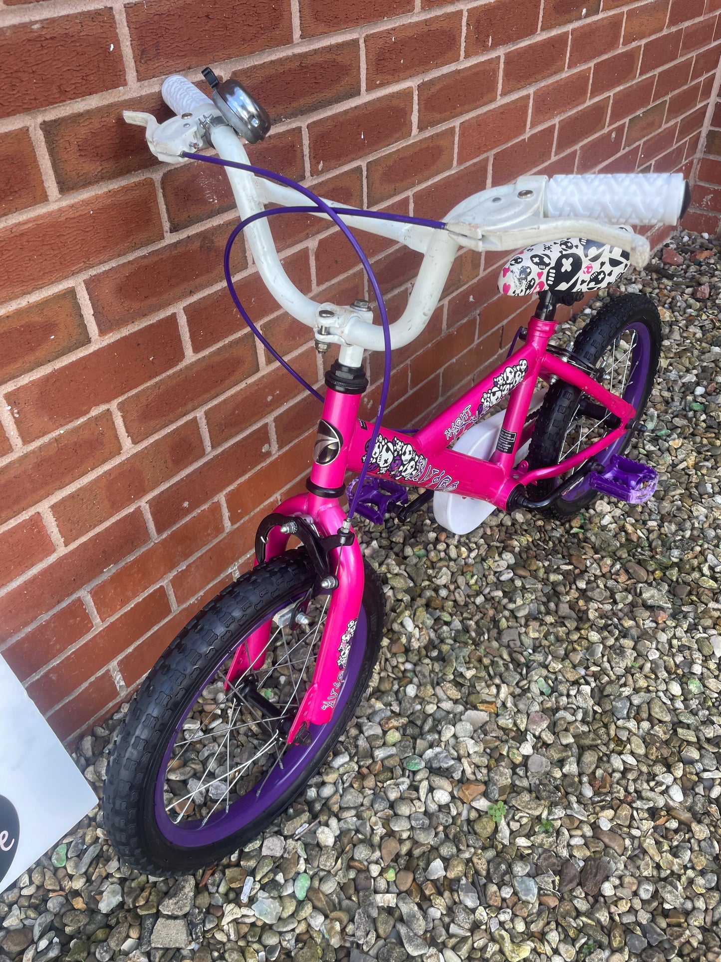 A Pre Loved Girls 16” bike For Sale, Avigo Night Star, pink & white, 16” wheels, single speed, padded seat, nationwide delivery is available.