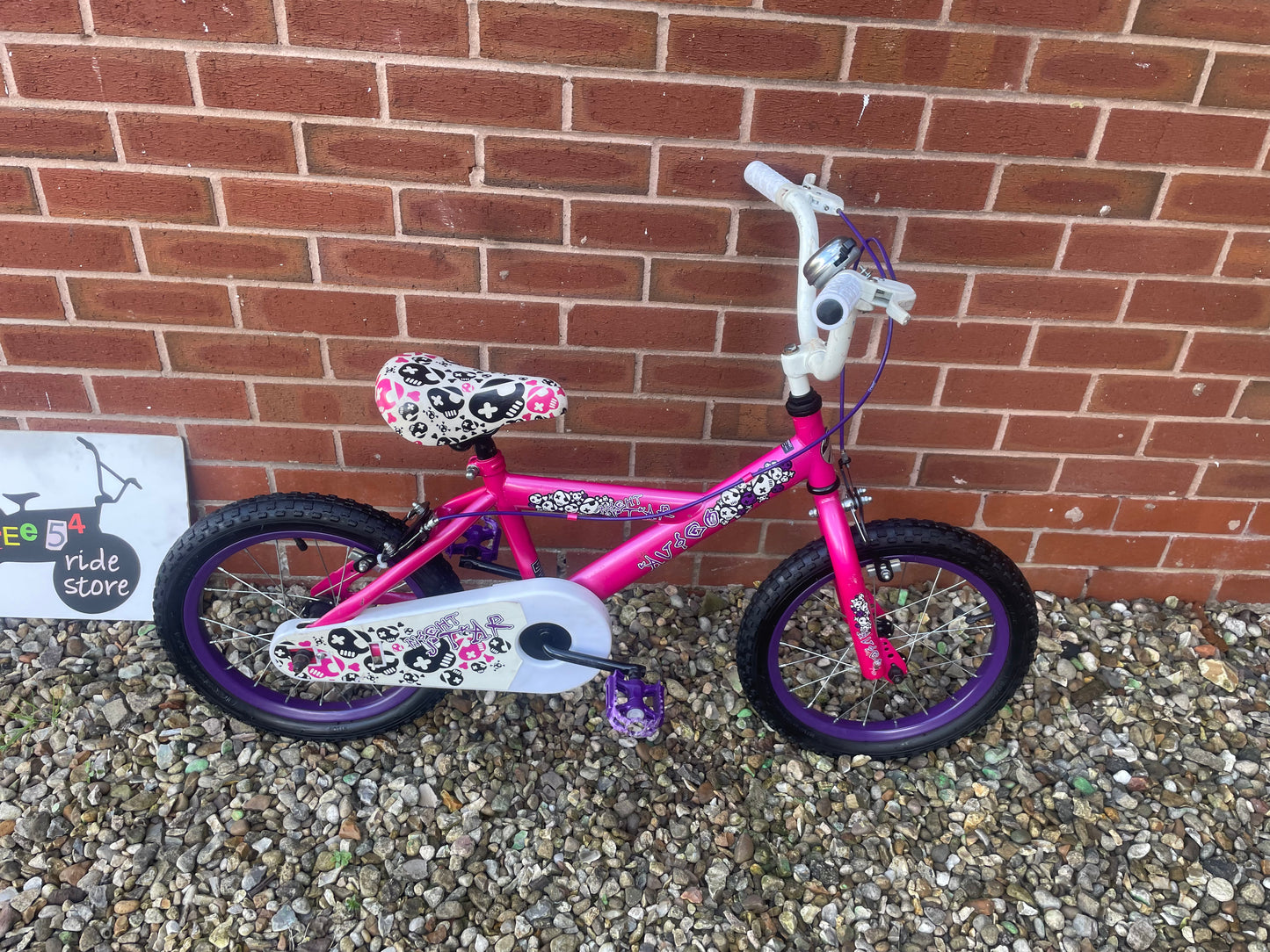 A Pre Loved Girls 16” bike For Sale, Avigo Night Star, pink & white, 16” wheels, single speed, padded seat, nationwide delivery is available.