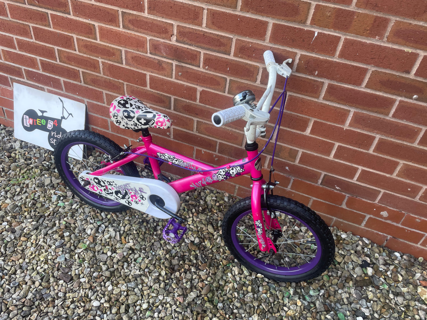 A Pre Loved Girls 16” bike For Sale, Avigo Night Star, pink & white, 16” wheels, single speed, padded seat, nationwide delivery is available.