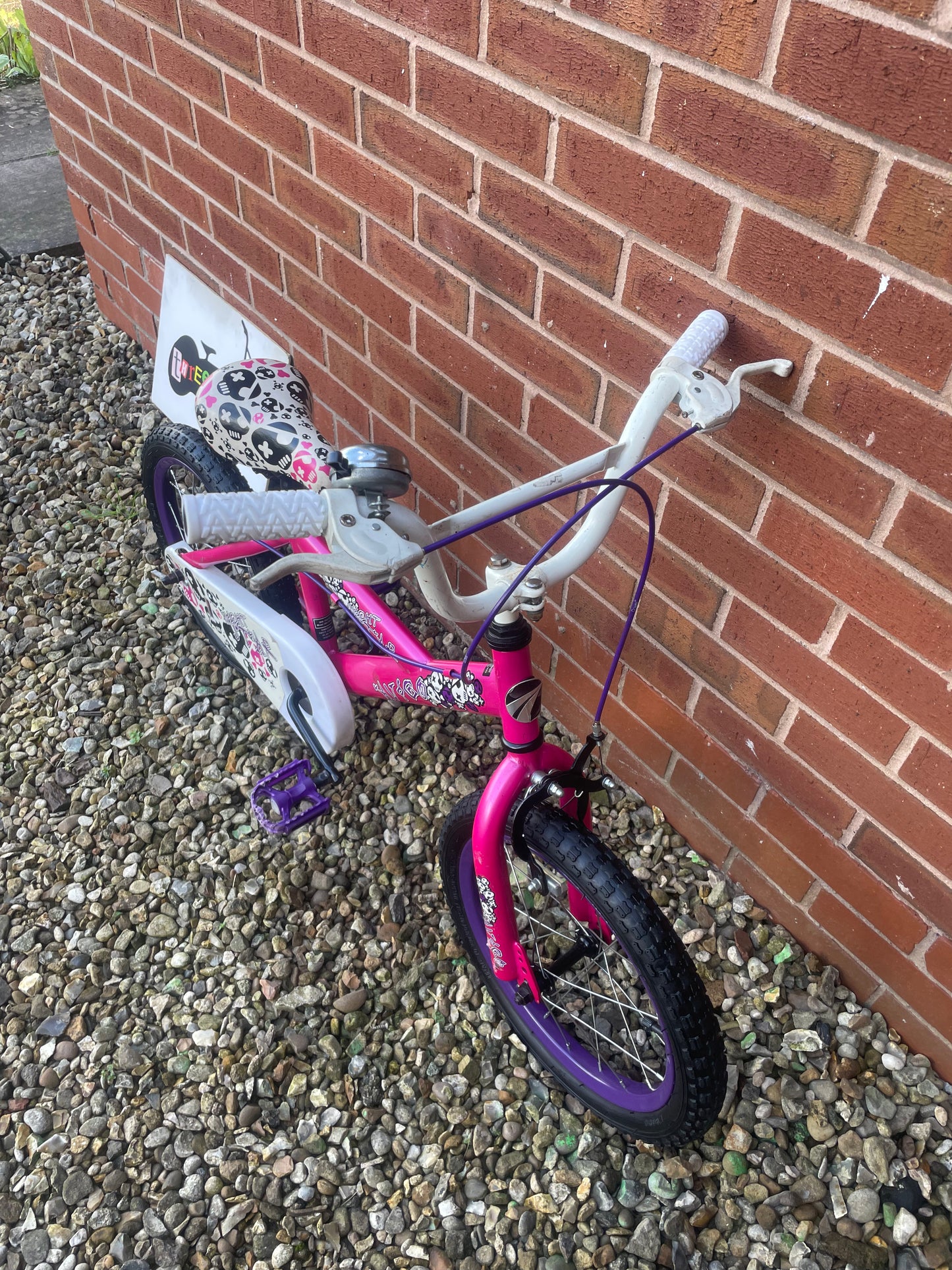 A Pre Loved Girls 16” bike For Sale, Avigo Night Star, pink & white, 16” wheels, single speed, padded seat, nationwide delivery is available.