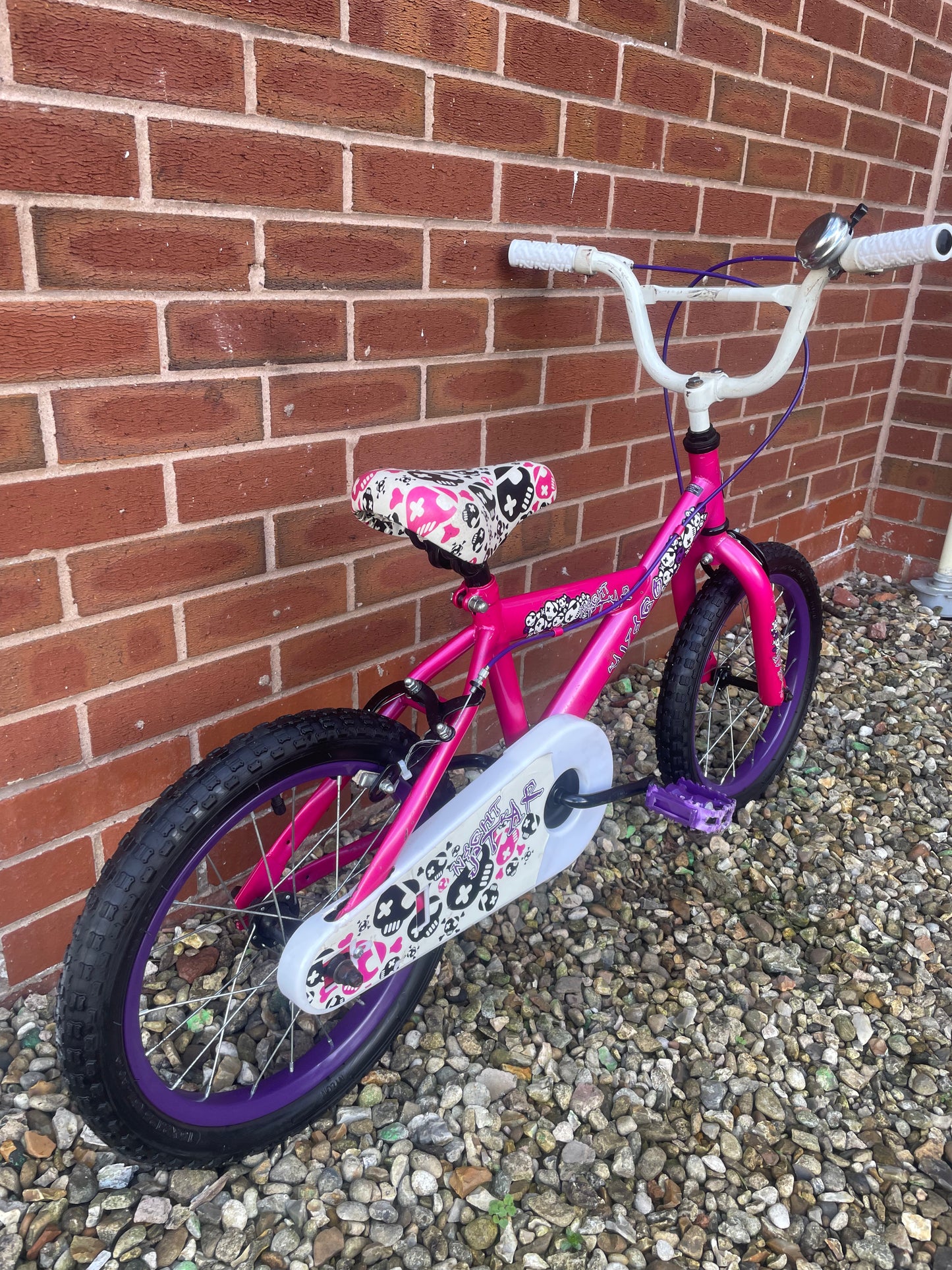 A Pre Loved Girls 16” bike For Sale, Avigo Night Star, pink & white, 16” wheels, single speed, padded seat, nationwide delivery is available.