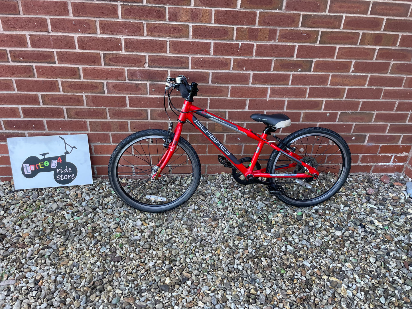 A Red Pre Loved Isla Beinn 20S For Sale, 20” wheels, Tektro V brakes, 7 Speed SRAM derailleur, very lightweight, nationwide delivery is available.