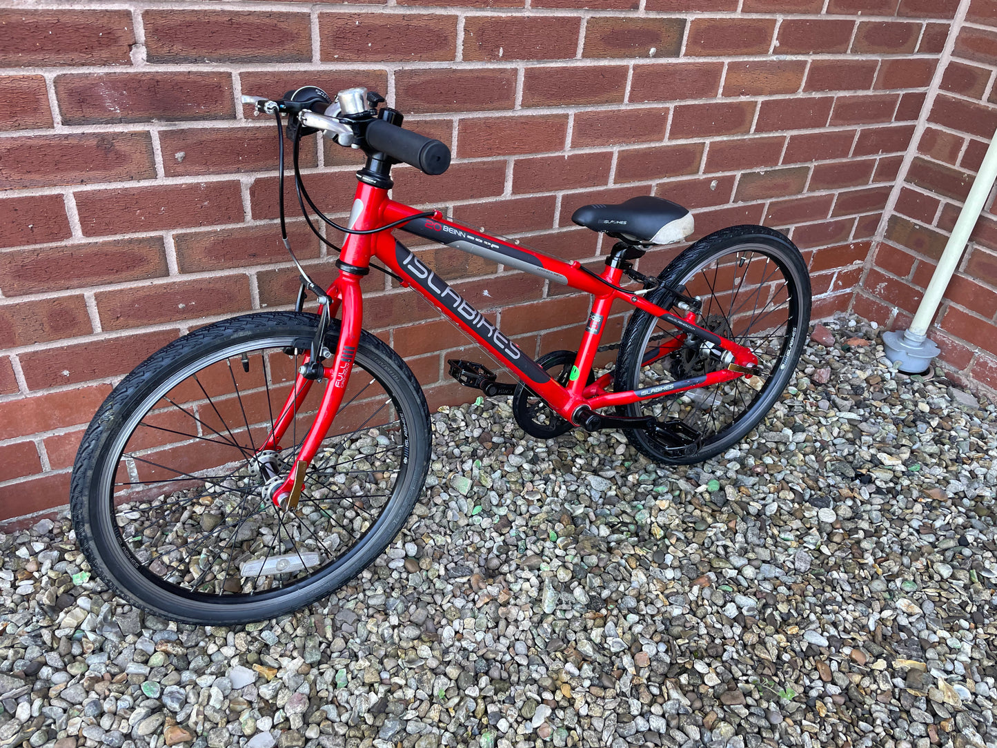 A Red Pre Loved Isla Beinn 20S For Sale, 20” wheels, Tektro V brakes, 7 Speed SRAM derailleur, very lightweight, nationwide delivery is available.