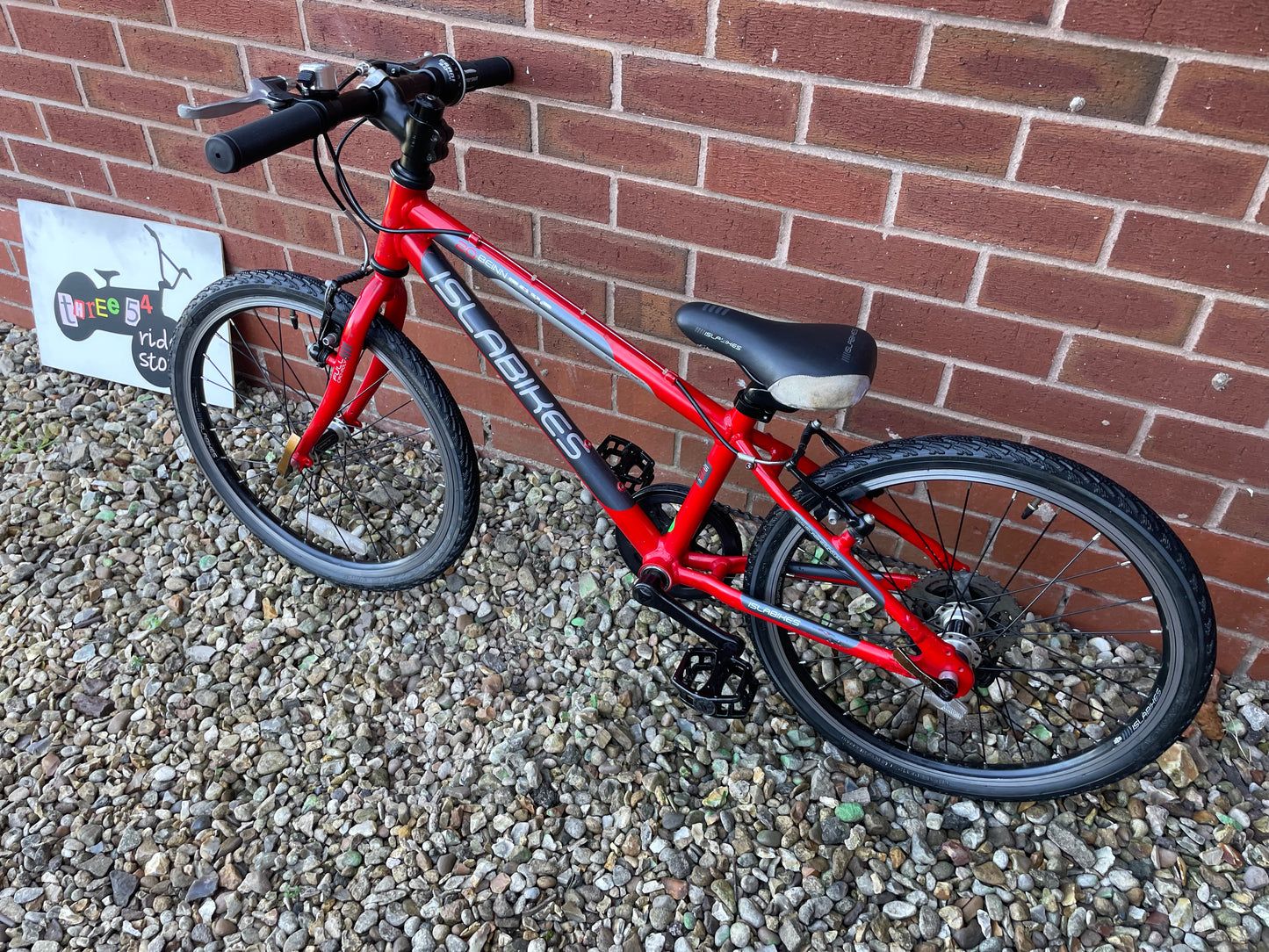 A Red Pre Loved Isla Beinn 20S For Sale, 20” wheels, Tektro V brakes, 7 Speed SRAM derailleur, very lightweight, nationwide delivery is available.
