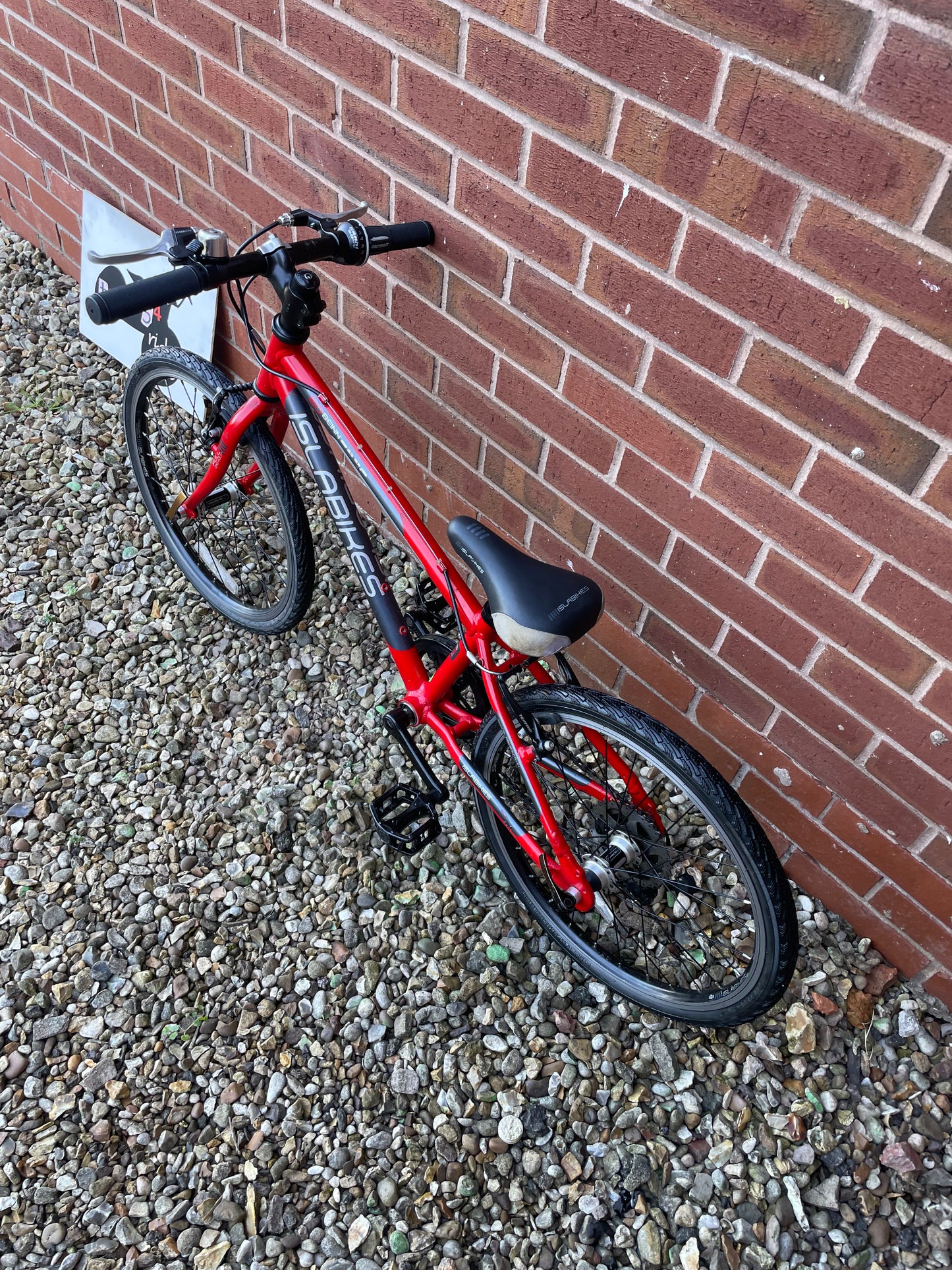 A Red Pre Loved Isla Beinn 20S For Sale, 20” wheels, Tektro V brakes, 7 Speed SRAM derailleur, very lightweight, nationwide delivery is available.