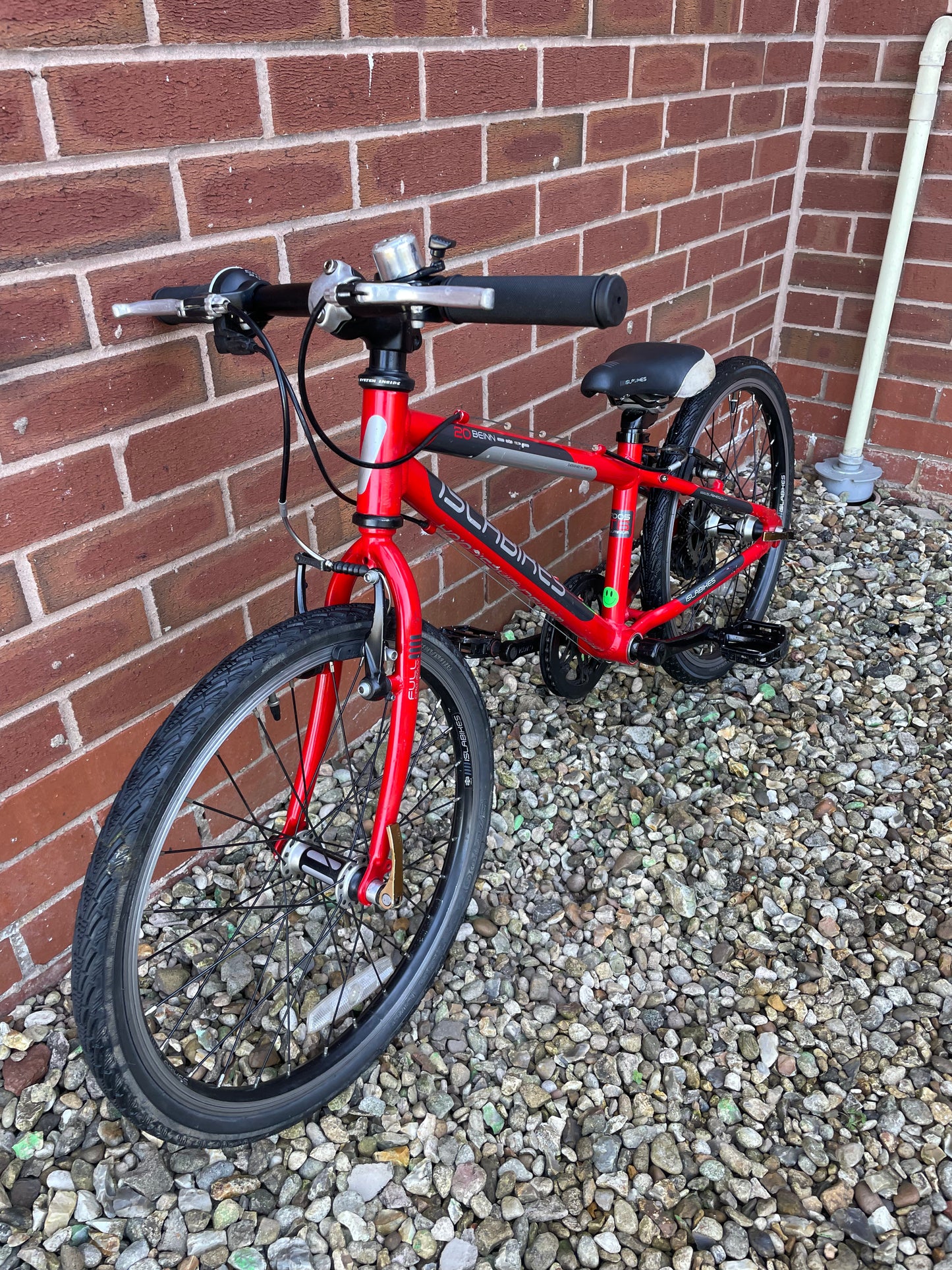 A Red Pre Loved Isla Beinn 20S For Sale, 20” wheels, Tektro V brakes, 7 Speed SRAM derailleur, very lightweight, nationwide delivery is available.