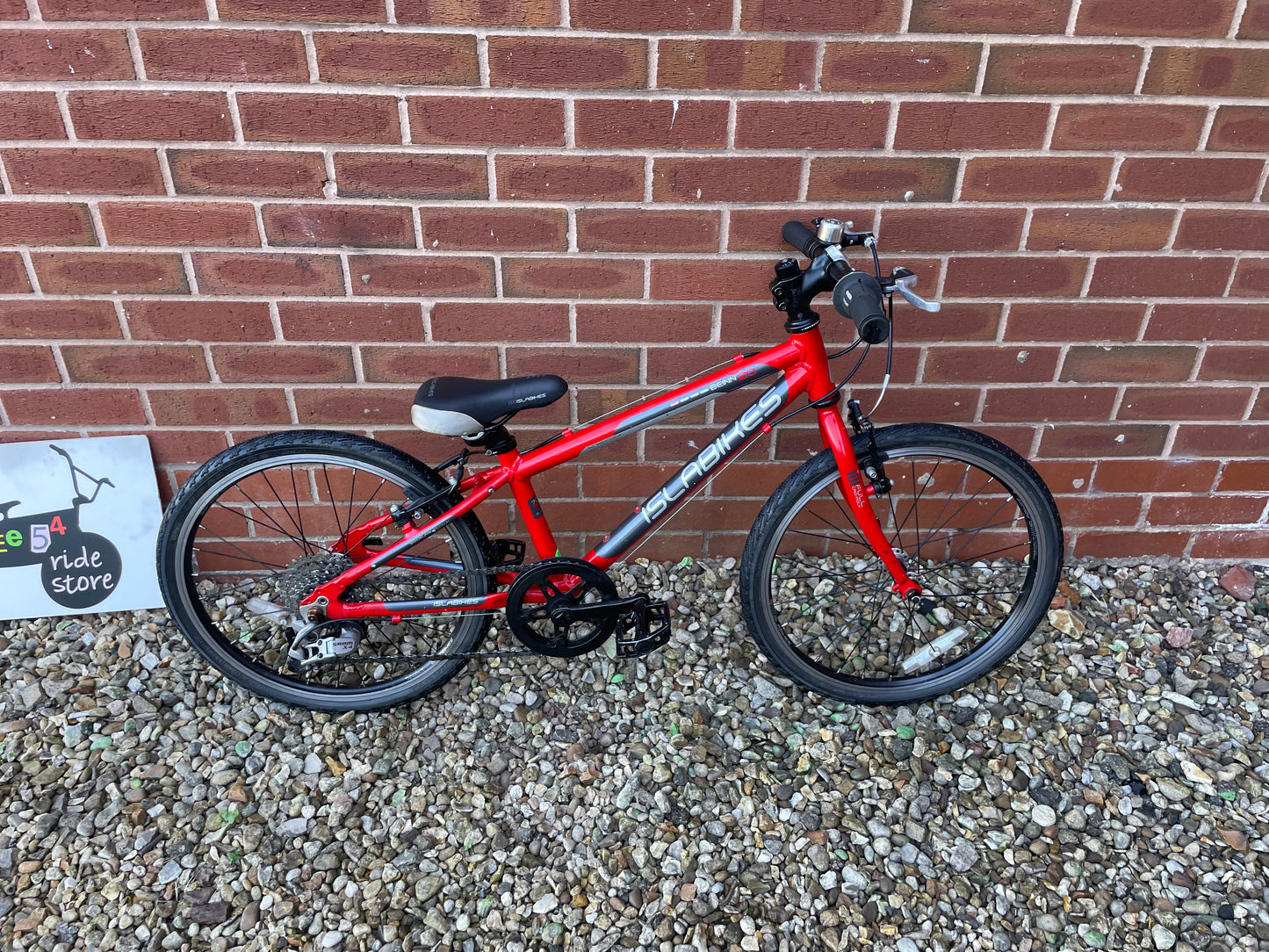 A Red Pre Loved Isla Beinn 20S For Sale, 20” wheels, Tektro V brakes, 7 Speed SRAM derailleur, very lightweight, nationwide delivery is available.