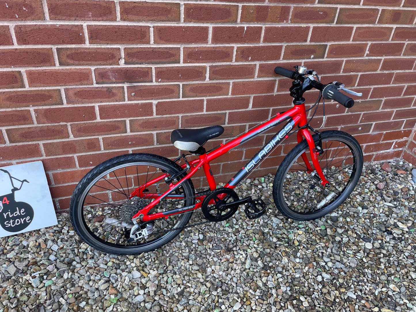 A Red Pre Loved Isla Beinn 20S For Sale, 20” wheels, Tektro V brakes, 7 Speed SRAM derailleur, very lightweight, nationwide delivery is available.
