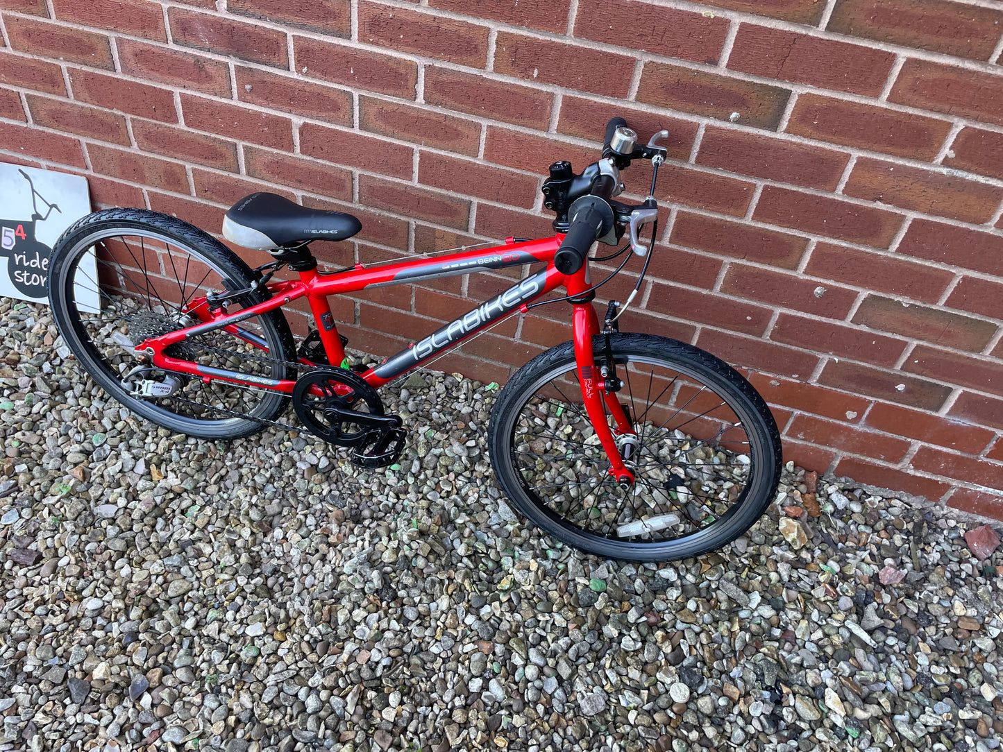 A Red Pre Loved Isla Beinn 20S For Sale, 20” wheels, Tektro V brakes, 7 Speed SRAM derailleur, very lightweight, nationwide delivery is available.