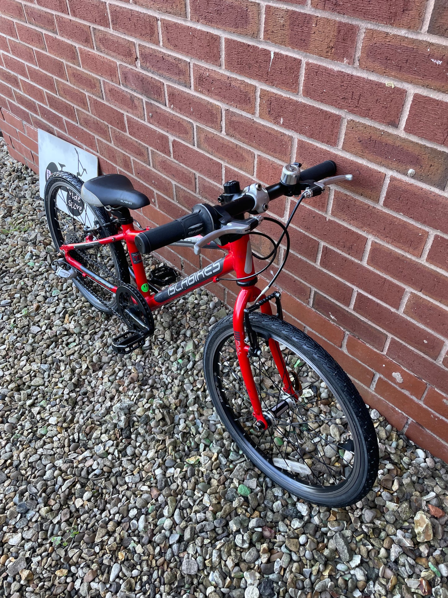A Red Pre Loved Isla Beinn 20S For Sale, 20” wheels, Tektro V brakes, 7 Speed SRAM derailleur, very lightweight, nationwide delivery is available.