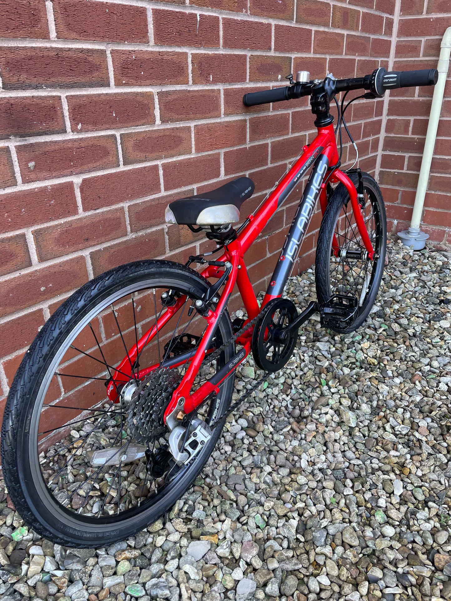 A Red Pre Loved Isla Beinn 20S For Sale, 20” wheels, Tektro V brakes, 7 Speed SRAM derailleur, very lightweight, nationwide delivery is available.