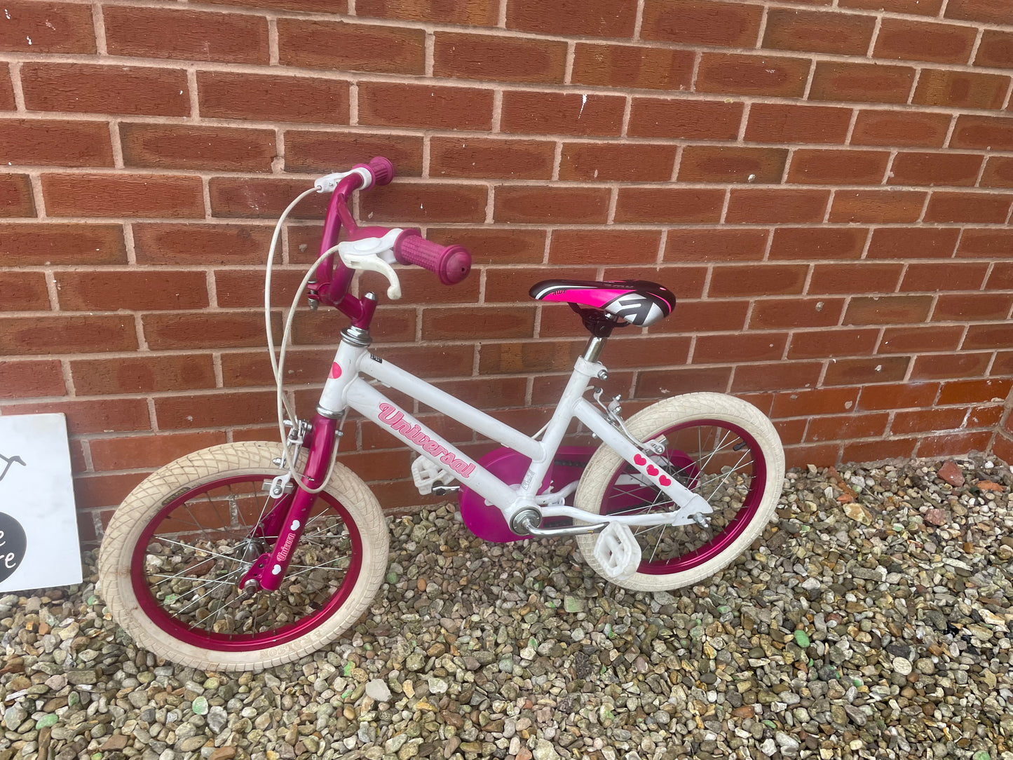Pre Loved Universal Unicorn 16” girls bicycle For Sale, nationwide delivery is available.