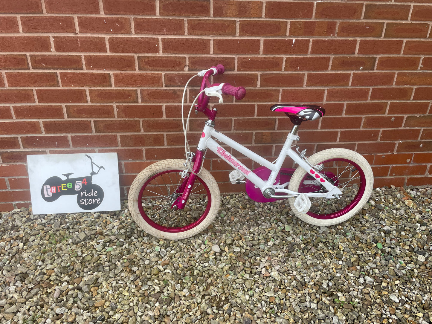 Pre Loved Universal Unicorn 16” girls bicycle For Sale, nationwide delivery is available.