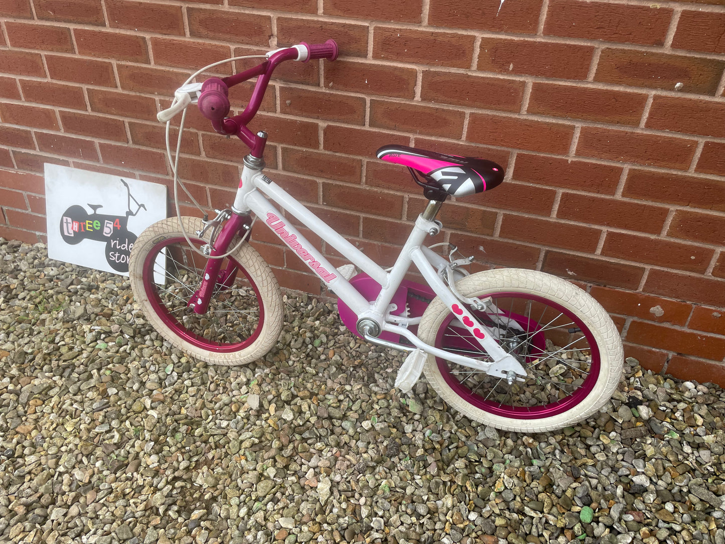 Pre Loved Universal Unicorn 16” girls bicycle For Sale, nationwide delivery is available.