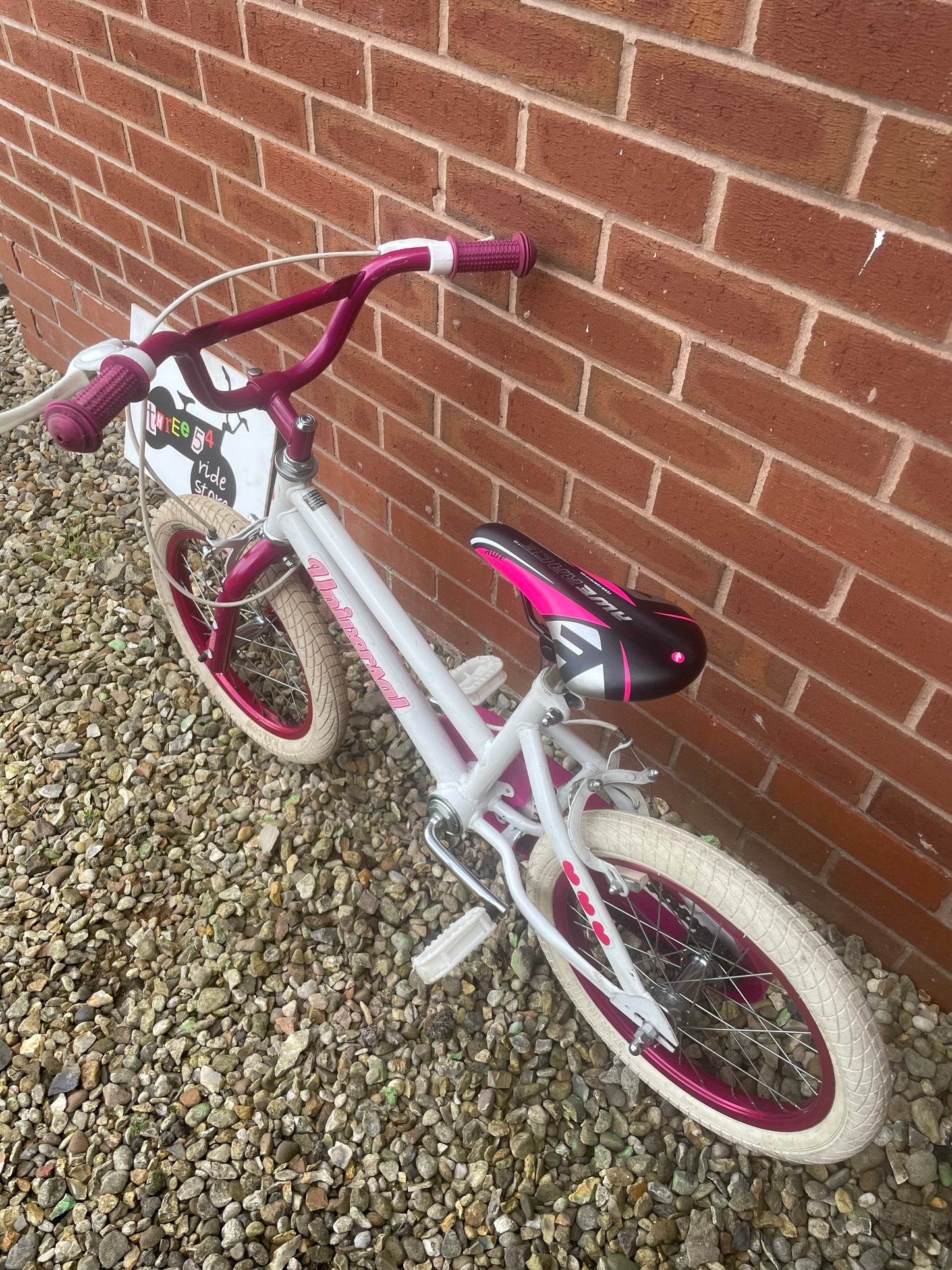 Pre Loved Universal Unicorn 16” girls bicycle For Sale, nationwide delivery is available.