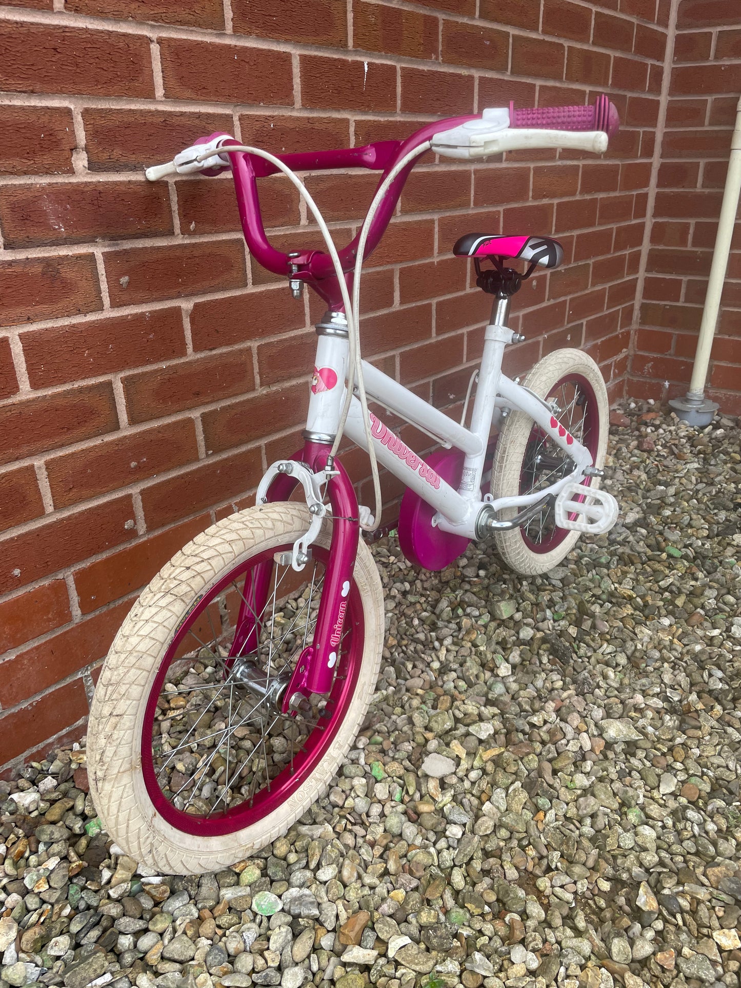 Pre Loved Universal Unicorn 16” girls bicycle For Sale, nationwide delivery is available.