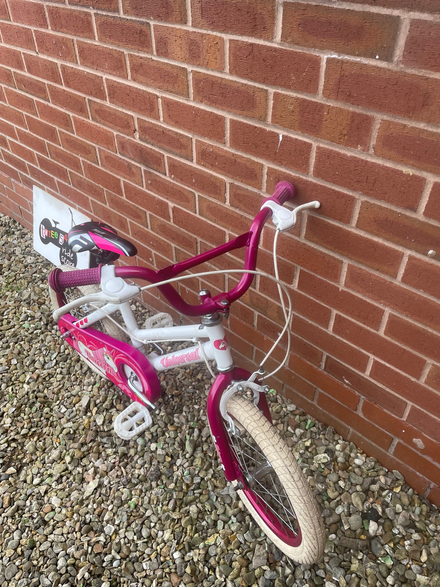 Pre Loved Universal Unicorn 16” girls bicycle For Sale, nationwide delivery is available.
