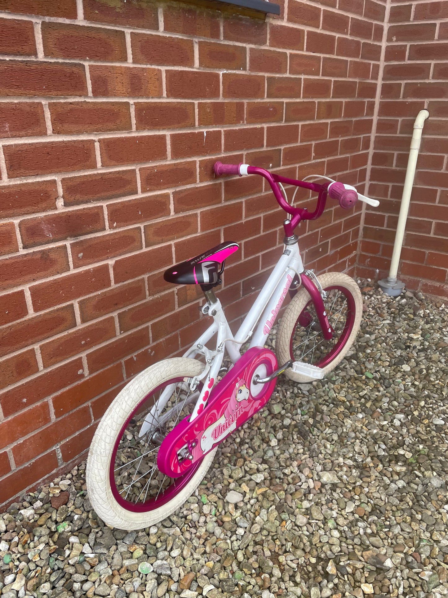 Pre Loved Universal Unicorn 16” girls bicycle For Sale, nationwide delivery is available.