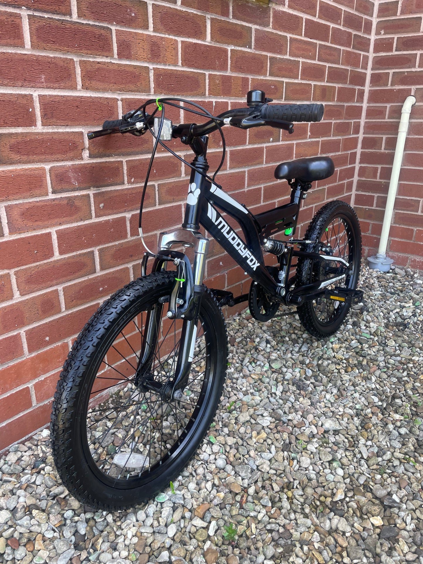 A Pre Loved Muddy Fox full suspension 20” youth mountain bike For Sale, Black, V brakes, padded seat, nationwide delivery is available.