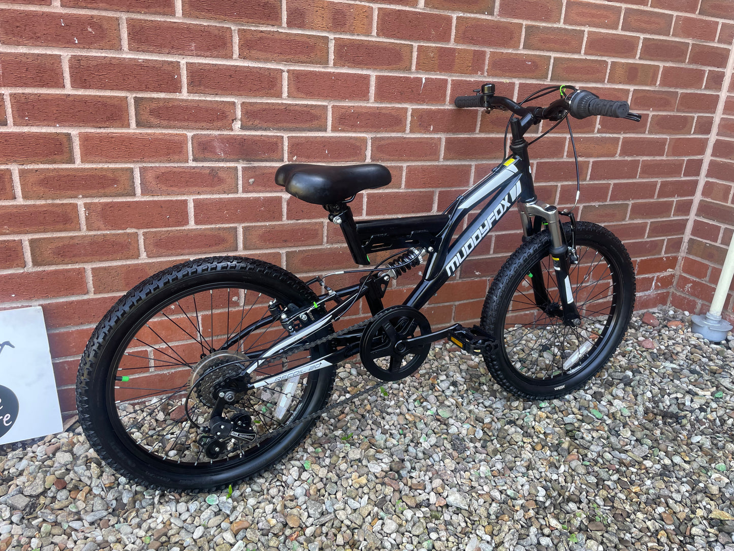 A Pre Loved Muddy Fox full suspension 20” youth mountain bike For Sale, Black, V brakes, padded seat, nationwide delivery is available.