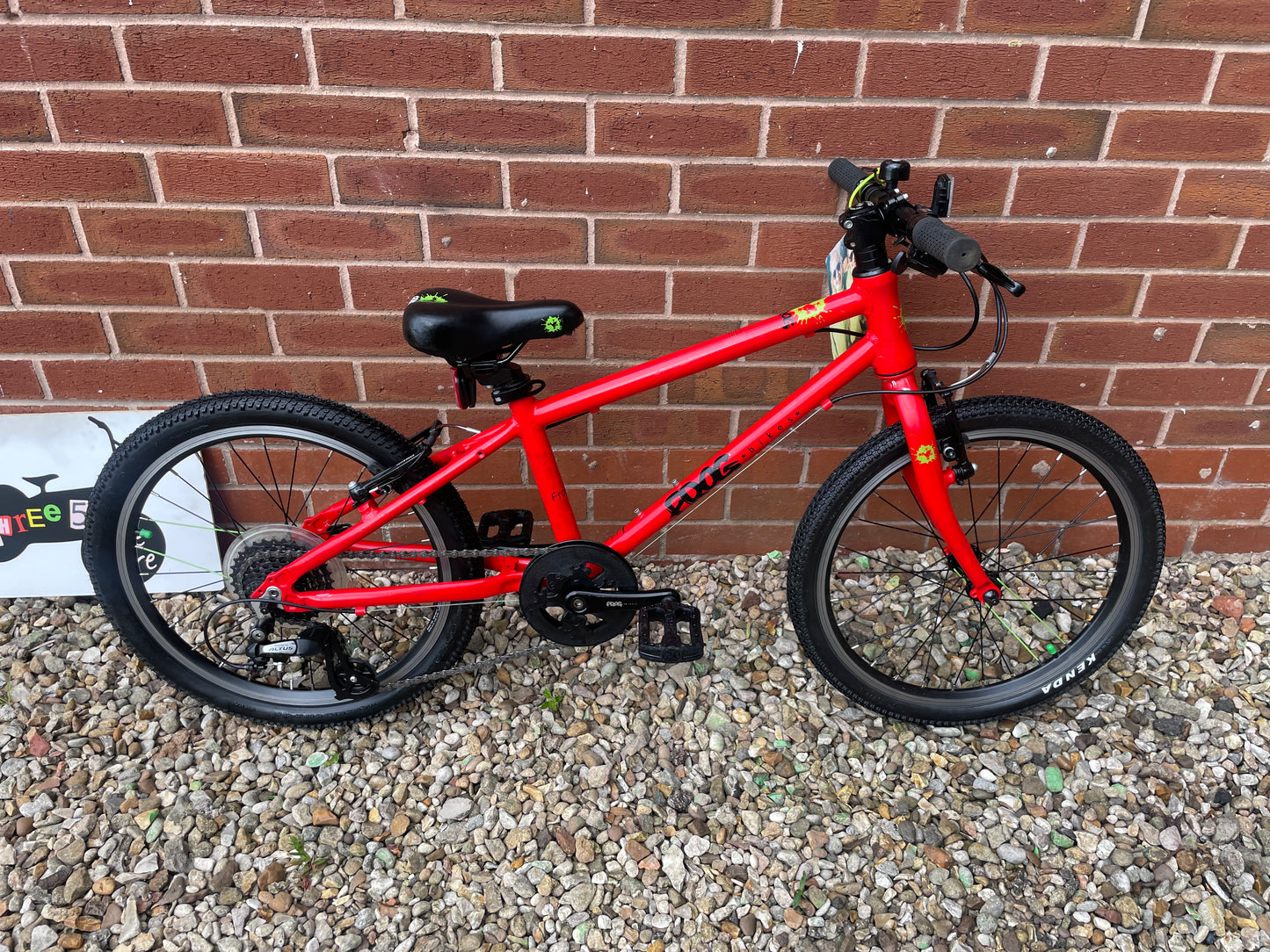 A Pre Loved Frog Bike For Sale, Red Frog 55 Hybrid bike, 20” wheels, 8 speed, V brakes, very lightweight, 3 month warranty, nationwide delivery is available.