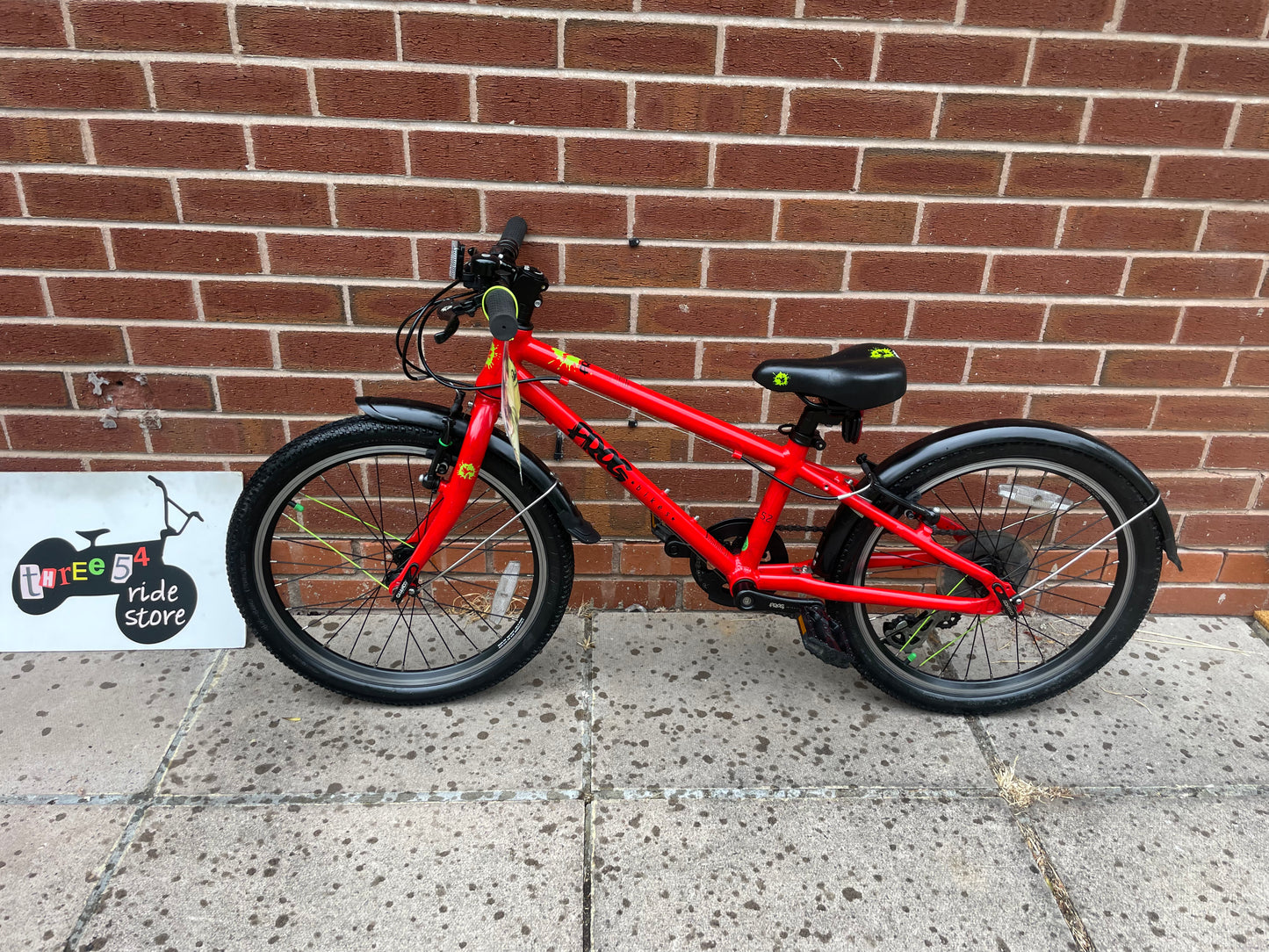 A Pre Loved Frog Bike For Sale, Red Frog 52 Hybrid bike, 20” wheels, 8 gears, V brakes, very lightweight, 3 months warranty, nationwide delivery is available.