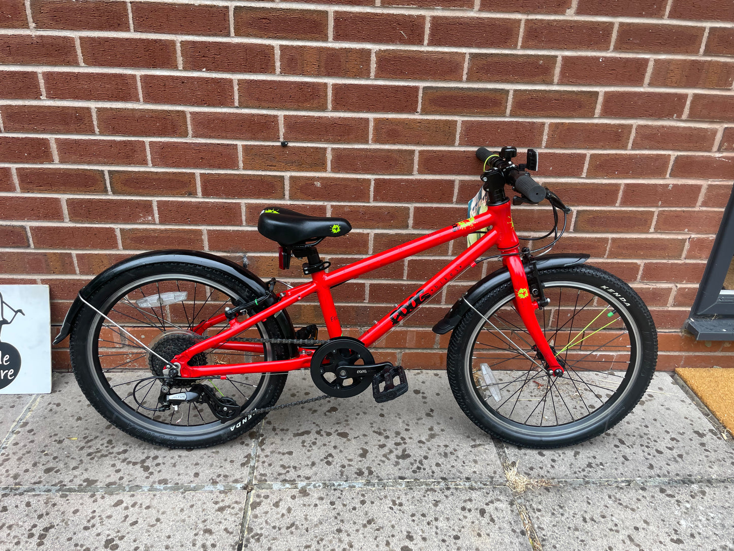 A Pre Loved Frog Bike For Sale, Red Frog 52 Hybrid bike, 20” wheels, 8 gears, V brakes, very lightweight, 3 months warranty, nationwide delivery is available.