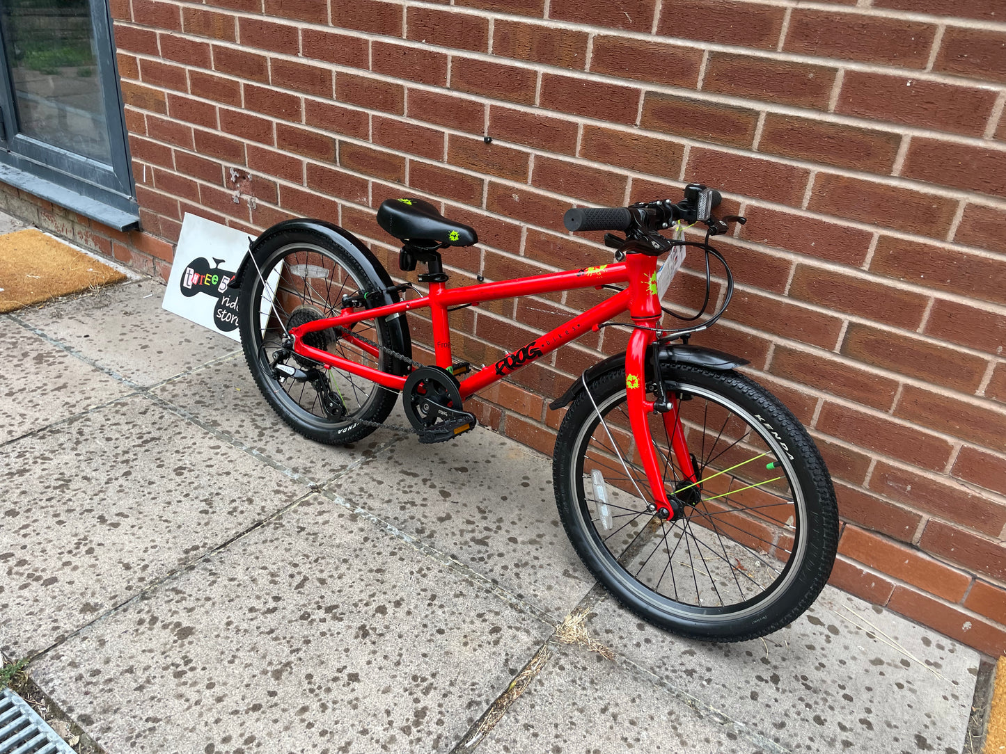 A Pre Loved Frog Bike For Sale, Red Frog 52 Hybrid bike, 20” wheels, 8 gears, V brakes, very lightweight, 3 months warranty, nationwide delivery is available.