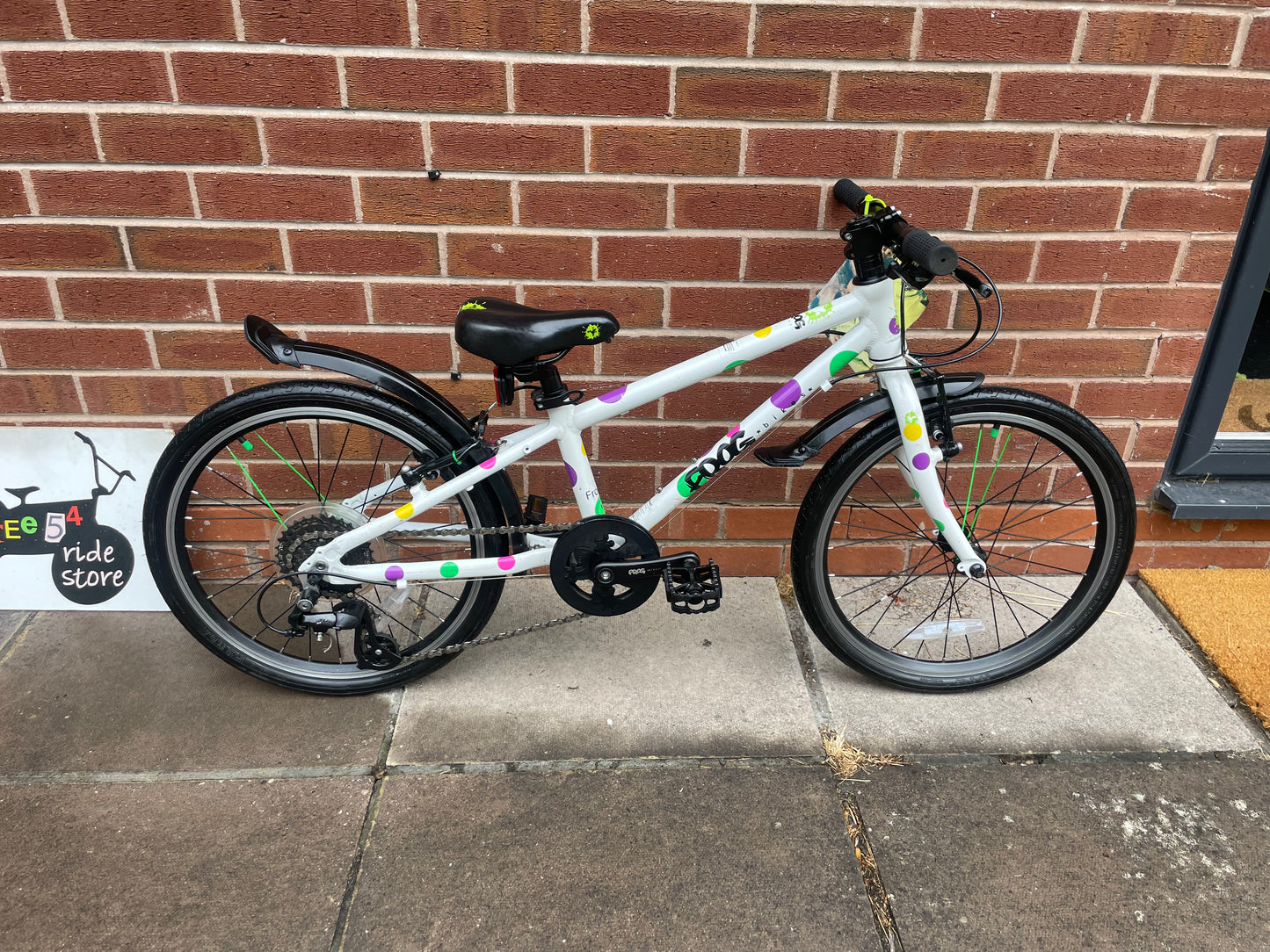 A Pre Loved Frog Bike For Sale, White/Spotty Frog 52 Hybrid Bicycle, 20” wheels, 8 gears, V brakes, mudguards, very lightweight, 3 months warranty, nationwide delivery is available.