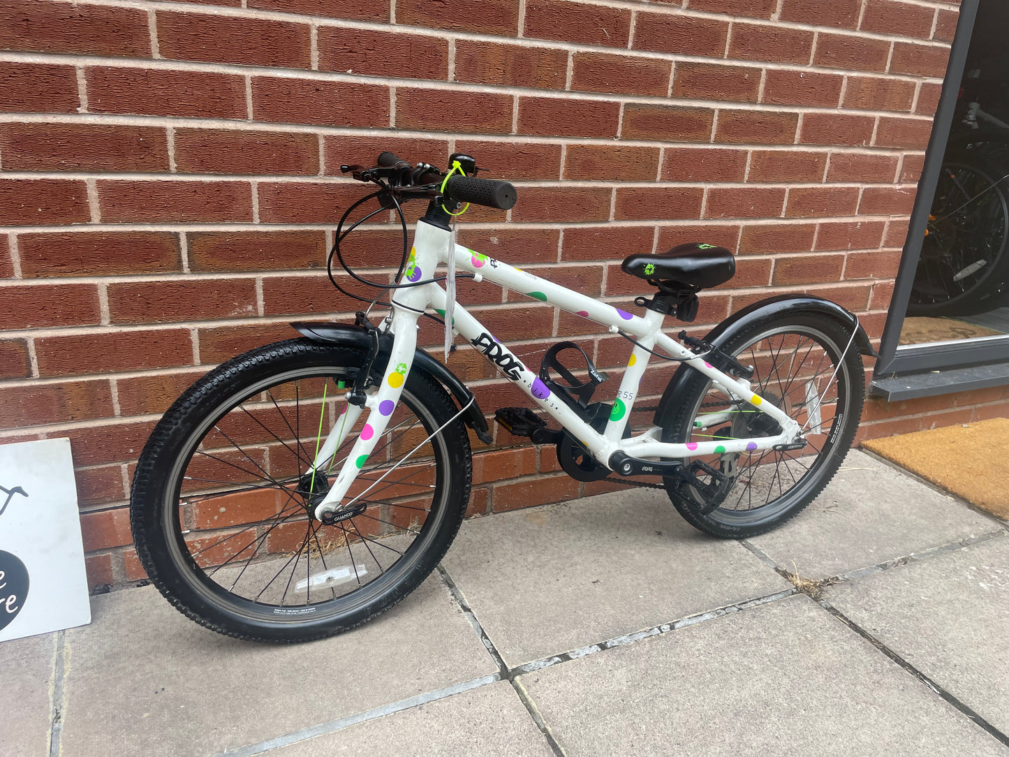 A Pre Loved Frog Bike For Sale, White / Spotty Frog 55, 20” wheels, 8 gears, V brakes, mudguards, bottle cage, very lightweight, 3 month’s warranty, nationwide delivery is available.